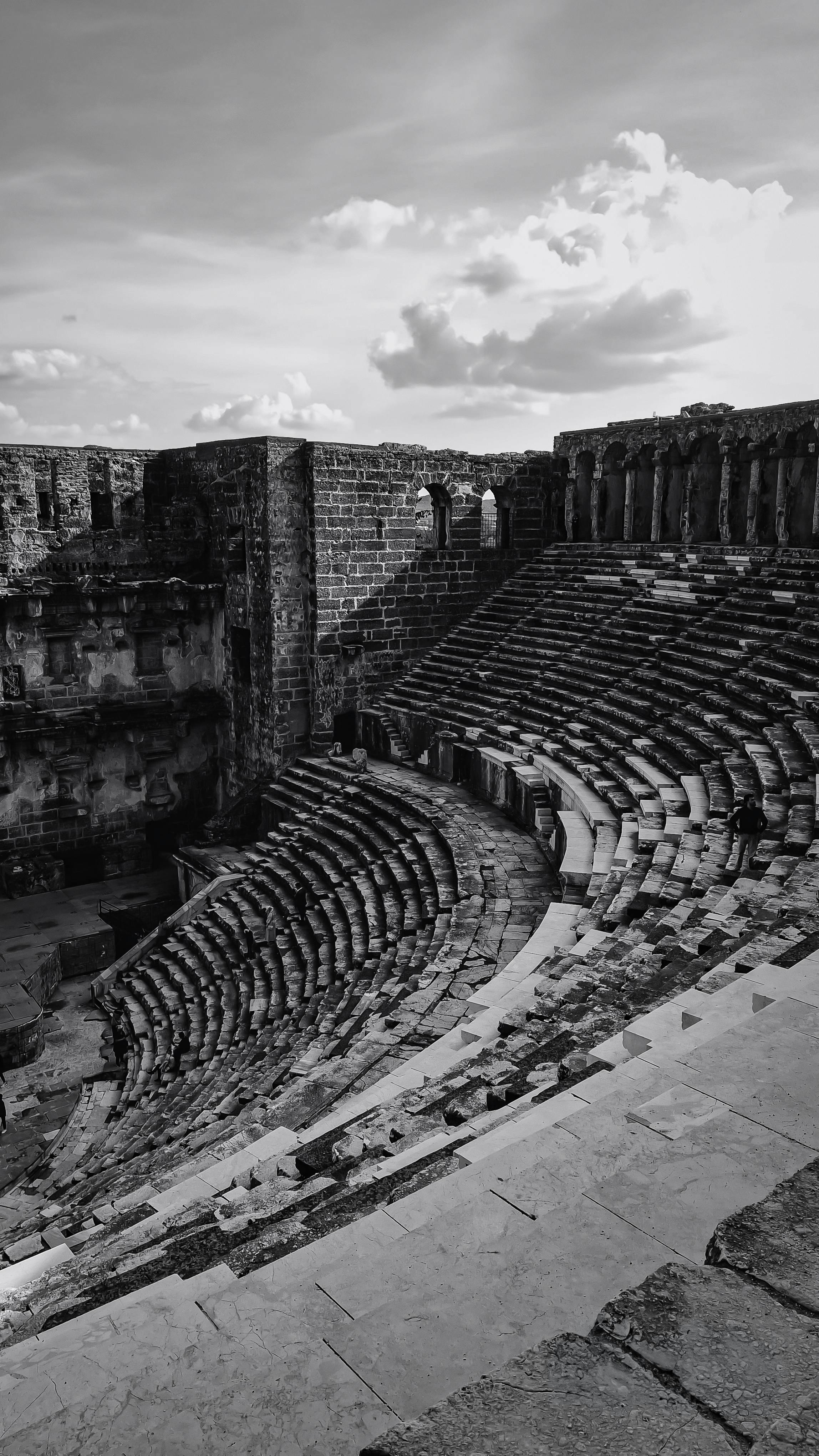 Kostenlos Erkunden Sie das historische römische Amphitheater in Antalya, Türkei, das antike Architektur zeigt. Stock-Foto