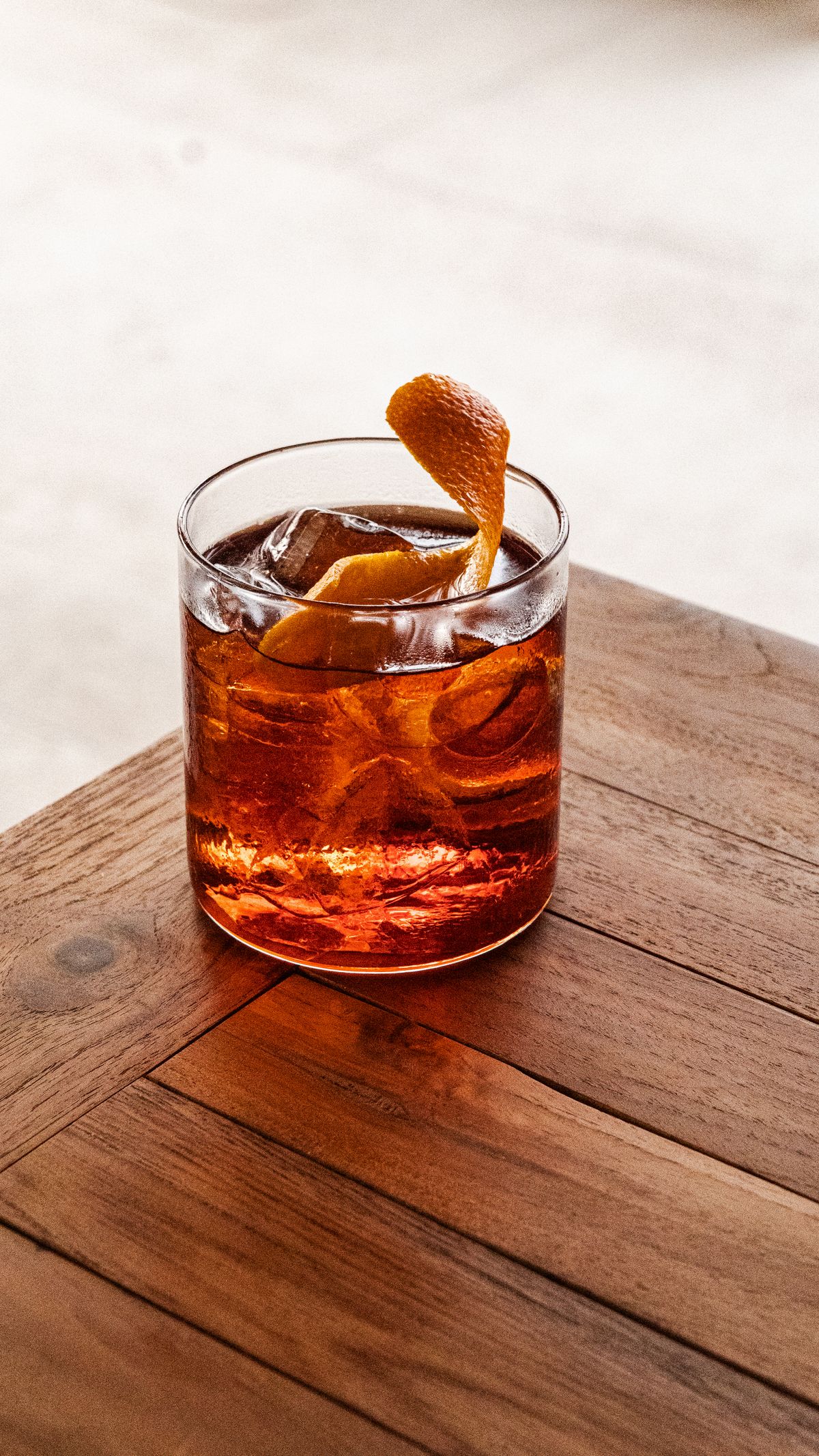 Negroni Kuzca servido en vaso de rocas con twist de naranja (foto de referencia)