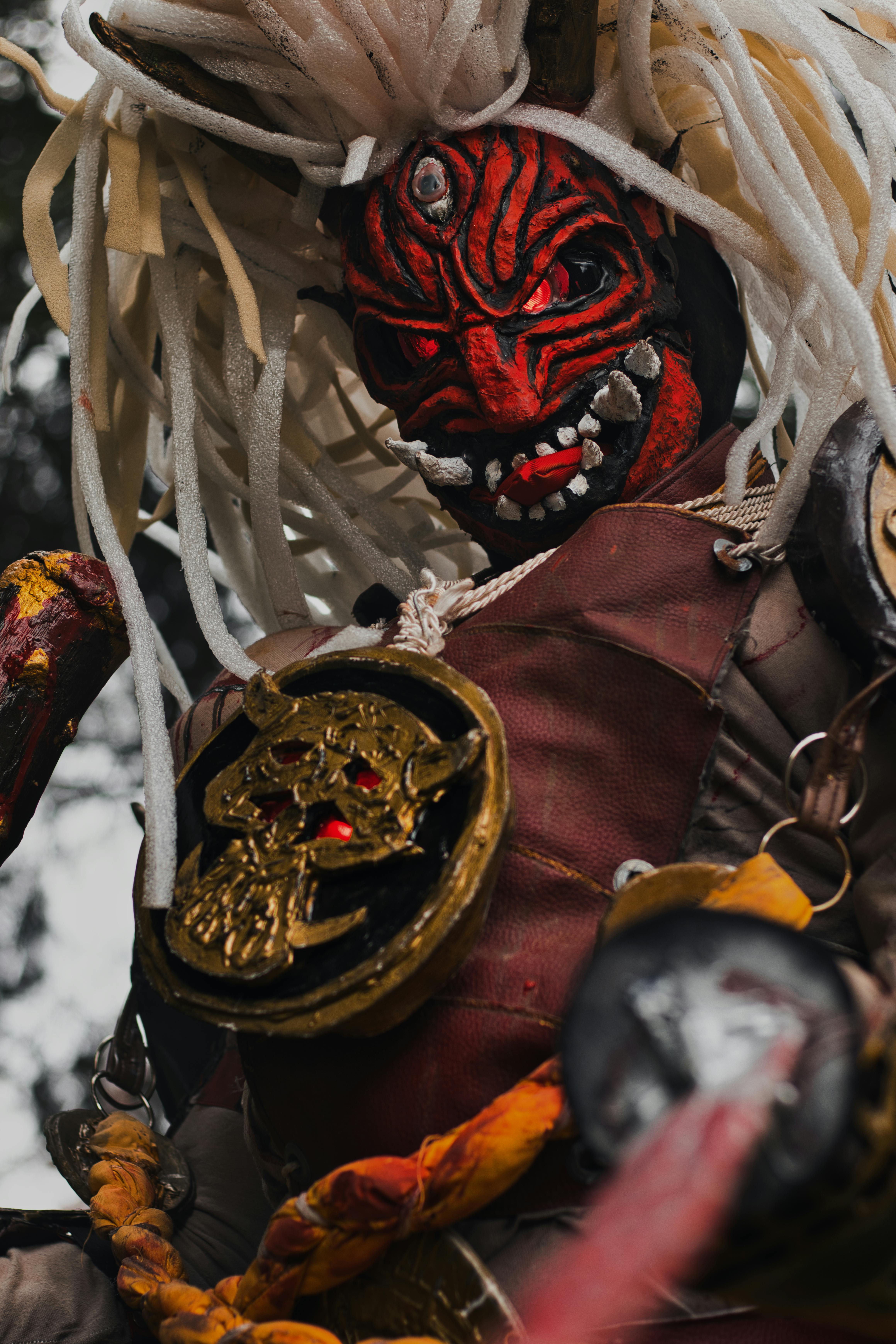 Ücretsiz Detaylı tasarım ve cesur renklere sahip göz alıcı iblis cosplay'i. Stok Fotoğraflar