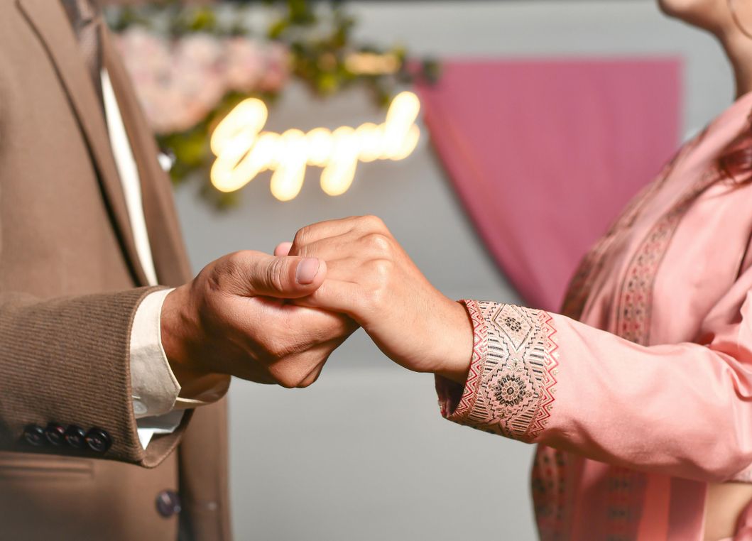 Online dating: starting a conversation on a niche platform