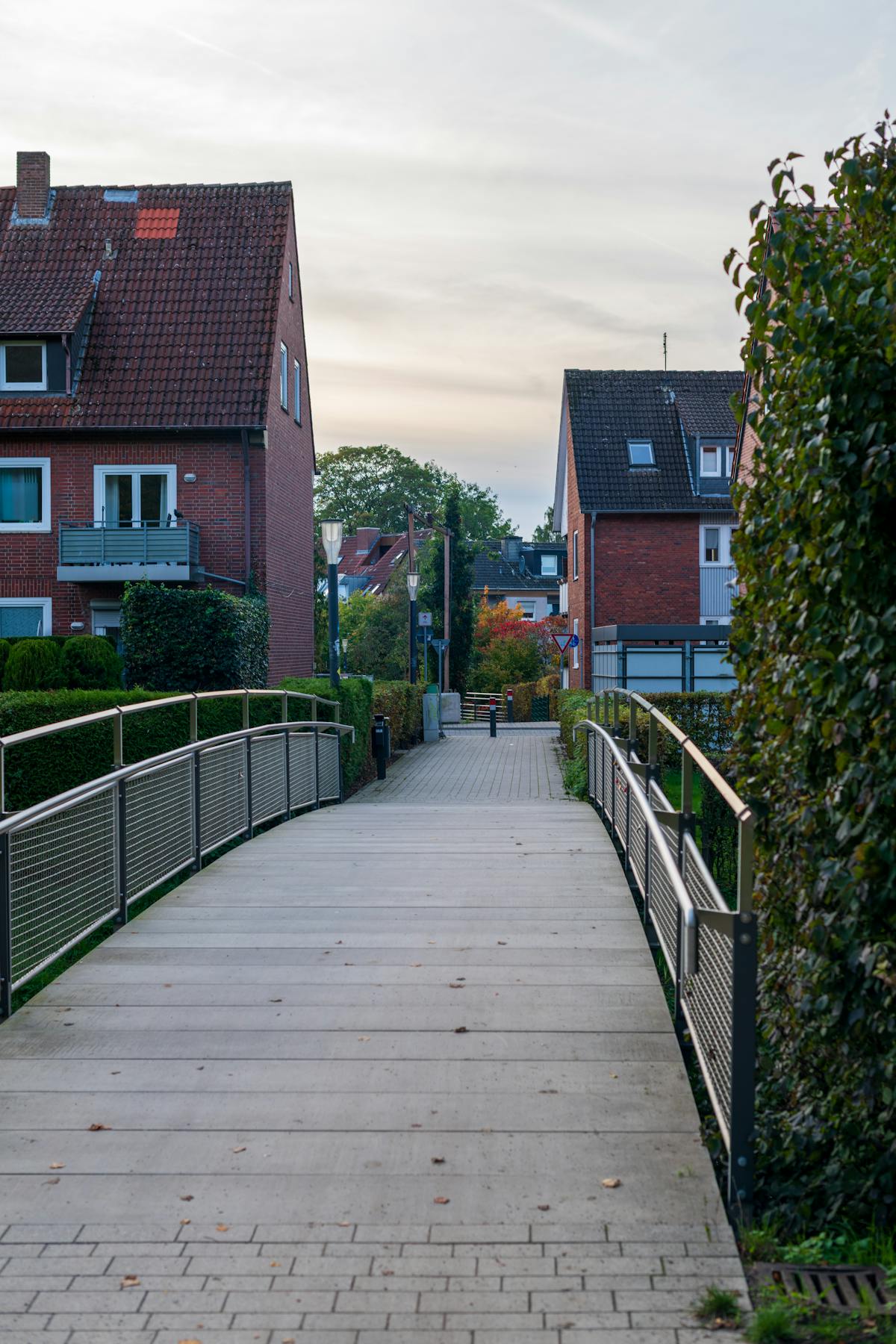 منارة مسجد بتصميم أبيض أنيق