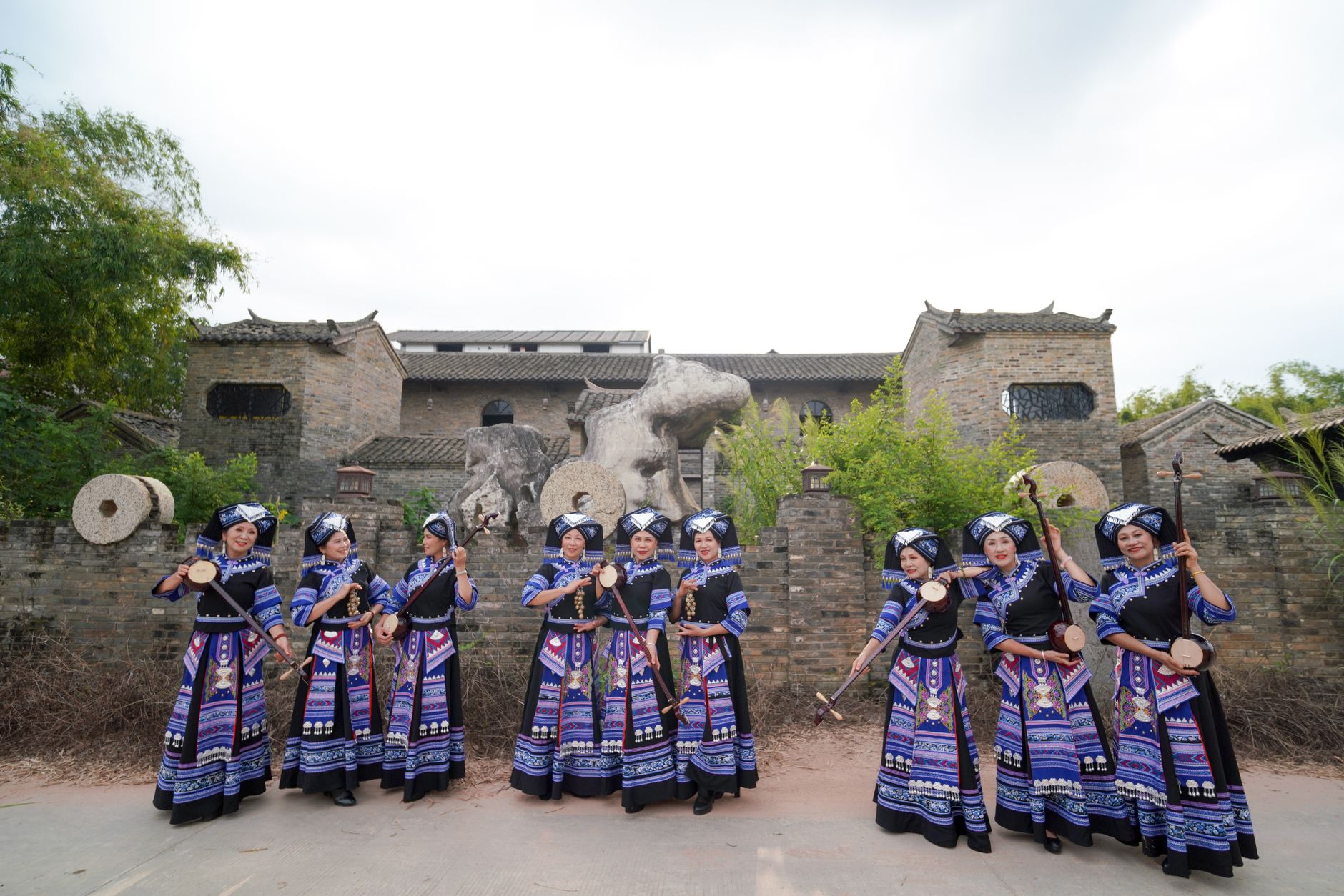 Guangxi Zhuang stilt houses Dong drum tower — Photo by Jaqor Q.I.