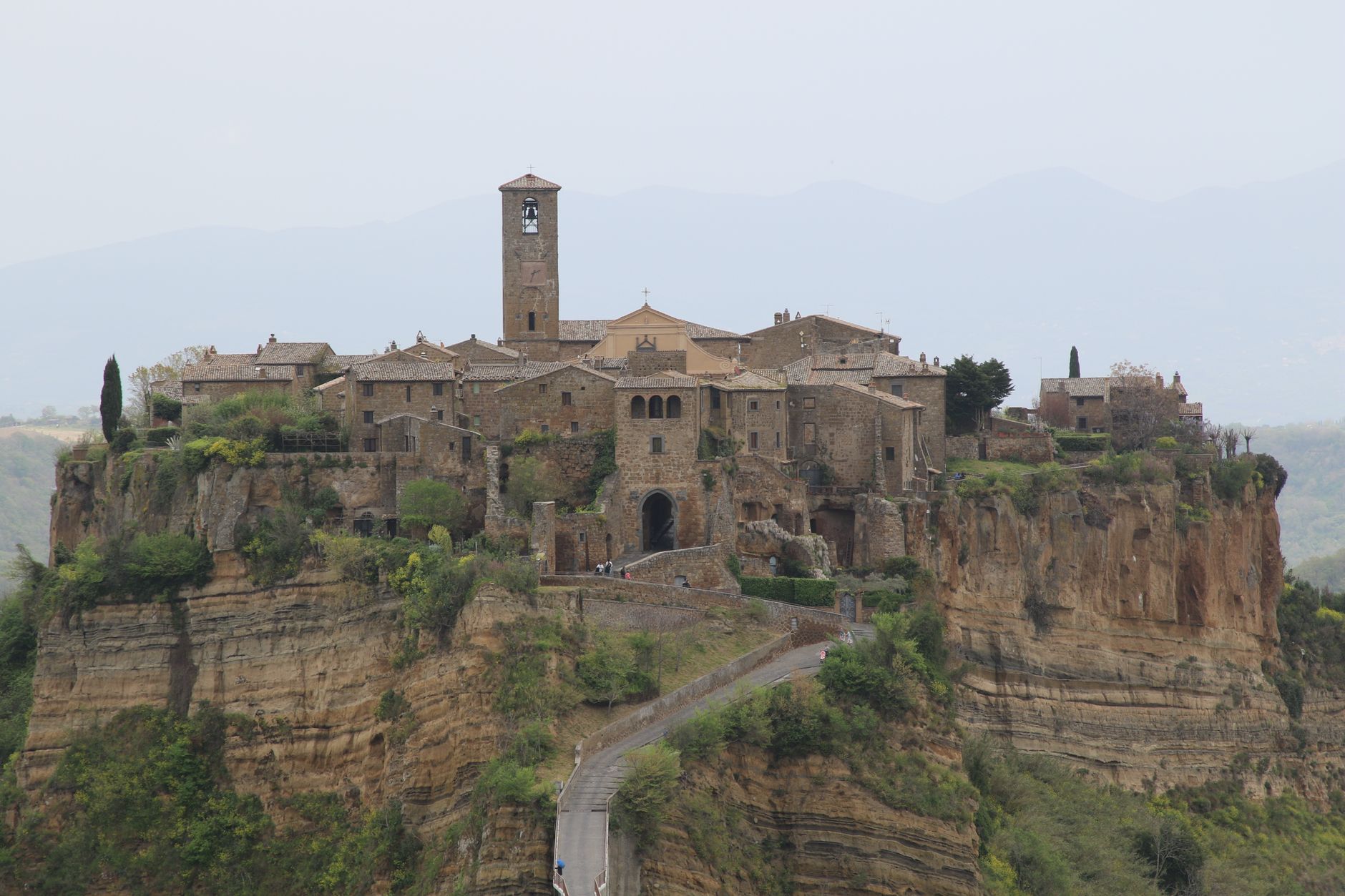 Civita di Bagnoregio: Desa Kuno di Tebing Italia yang Menakjubkan, Permata Tersembunyi yang Wajib Dikunjungi!