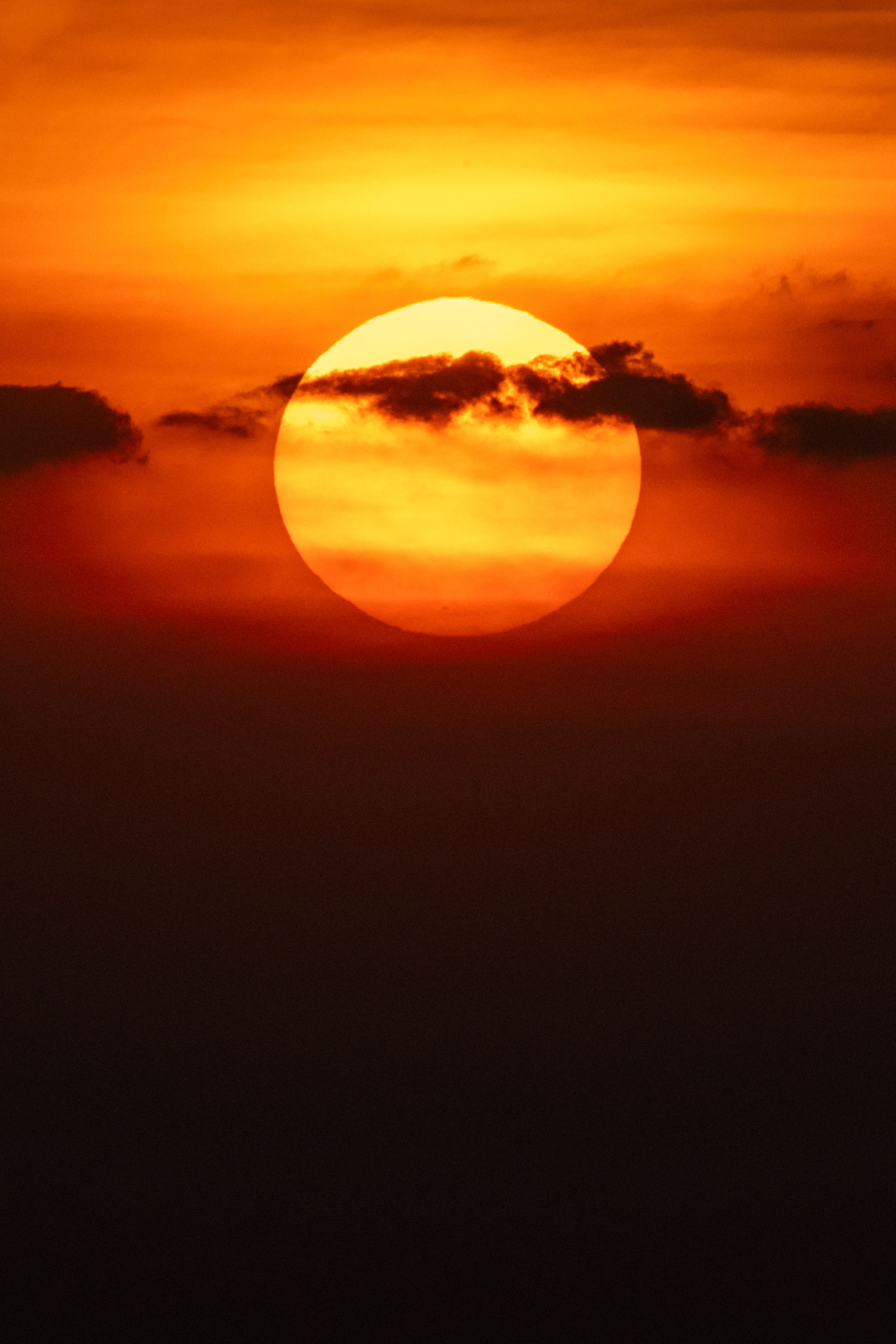 Atardecer Dramático Con Un Sol Naranja Intenso · Foto de stock gratuita
