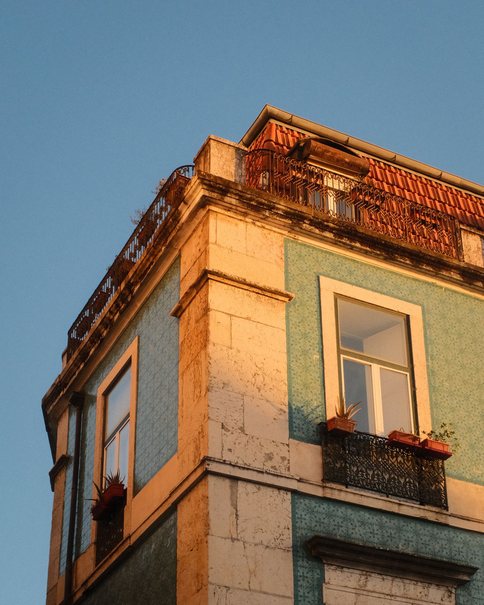 Fachada de azulejo tradicional da Casa Marvila em Lisboa, ao final da tarde