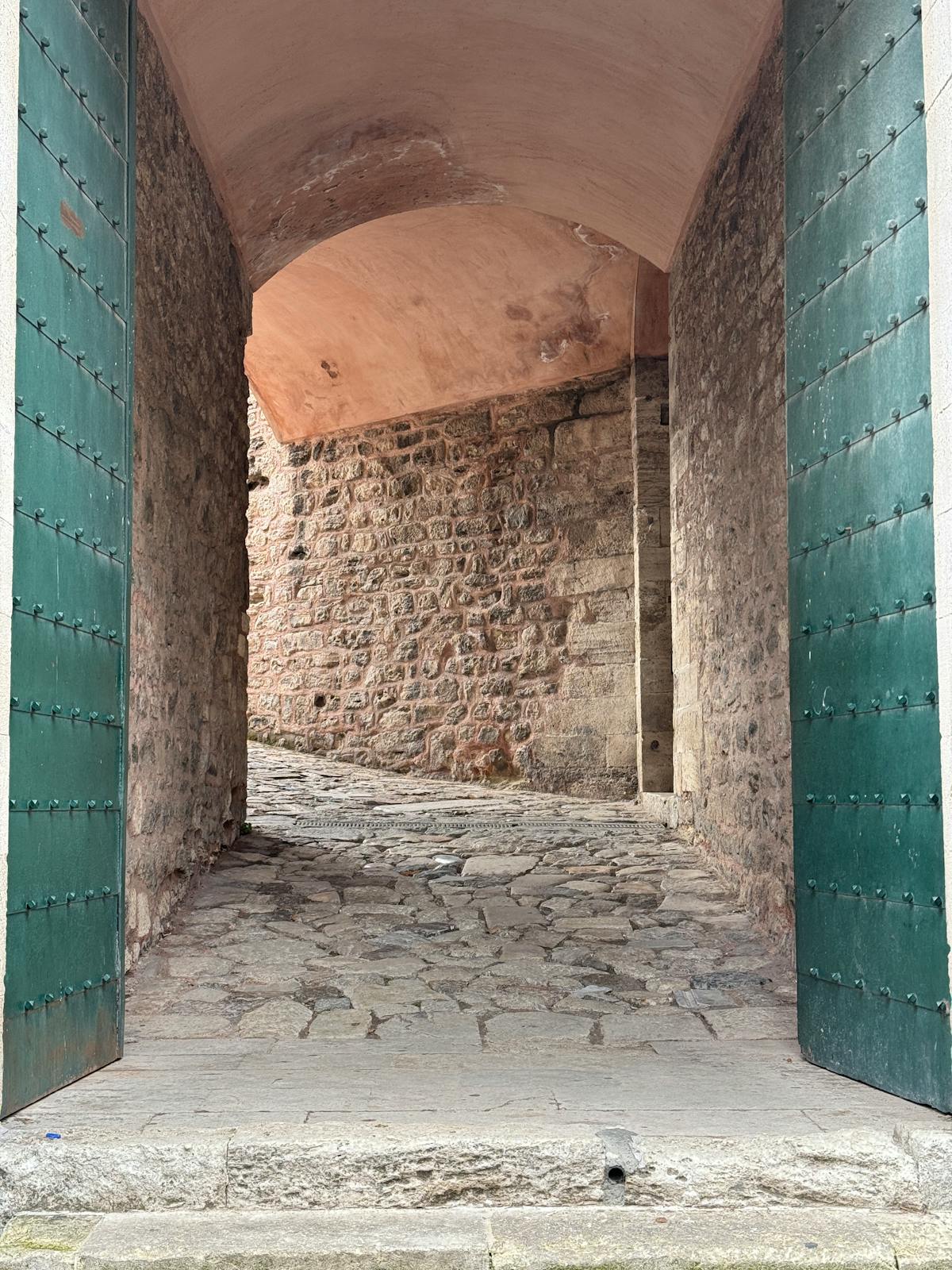 مسجد وسط المدينة الحديثة