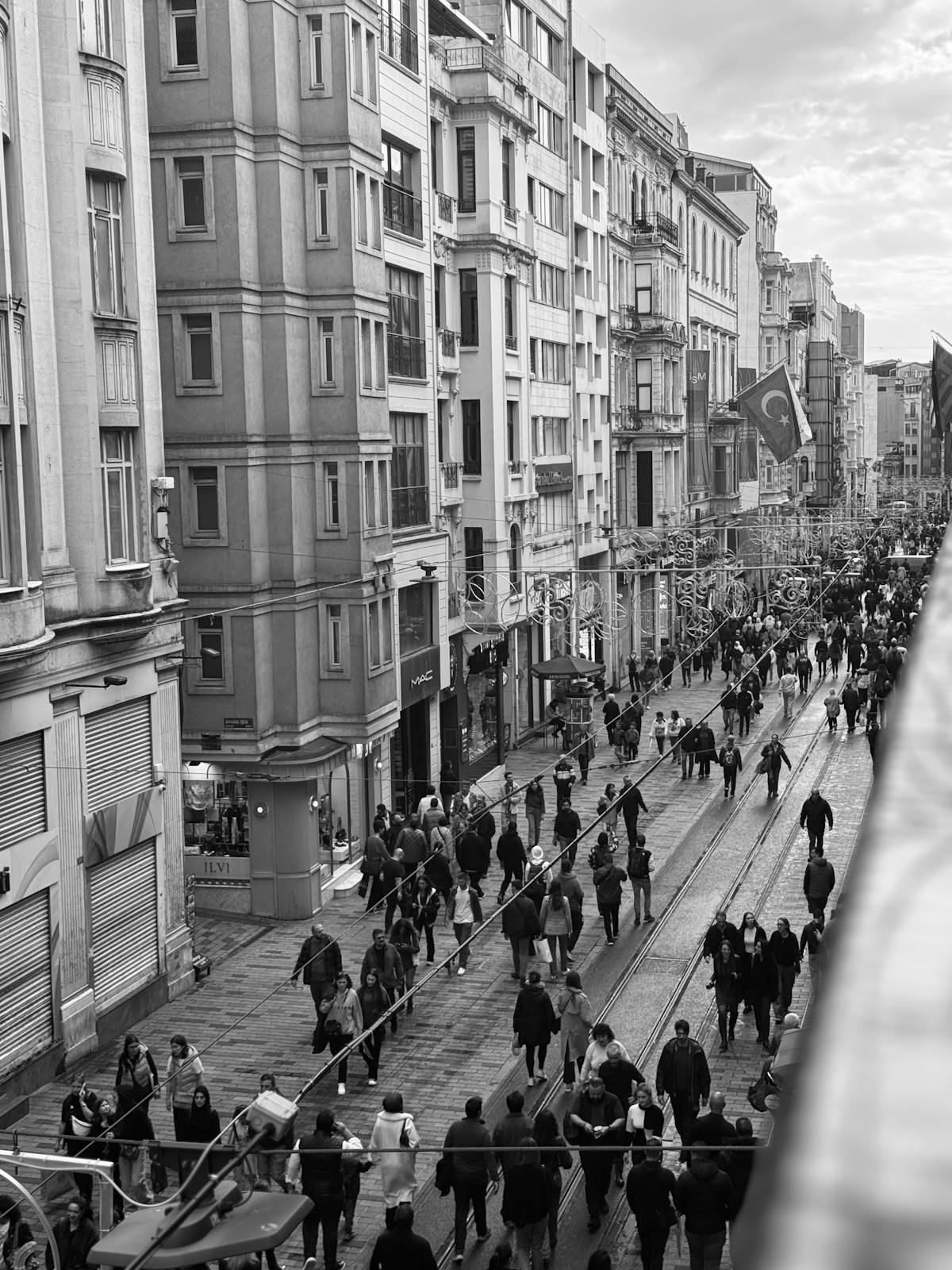 مسجد أنيق مضاء ليلاً