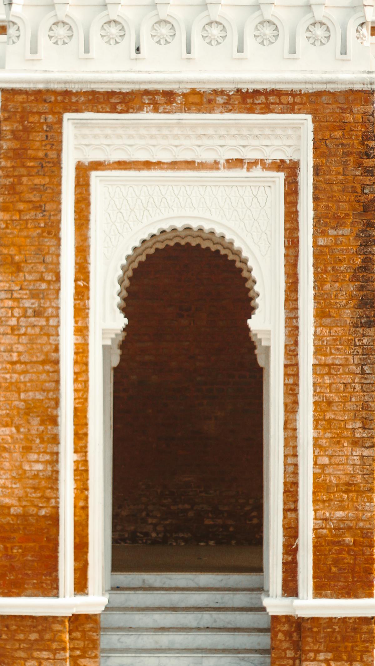 مسجد أبيض أمام سماء صافية