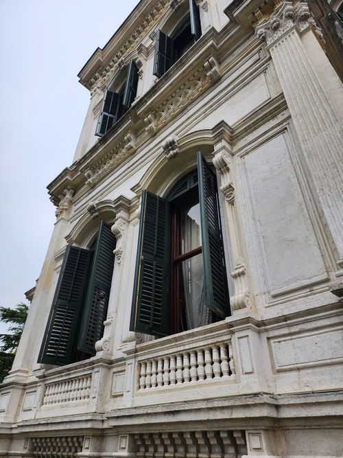 Free Elegant facade of a historic mansion in Istanbul, showcasing ornate architecture and classic design. Stock Photo