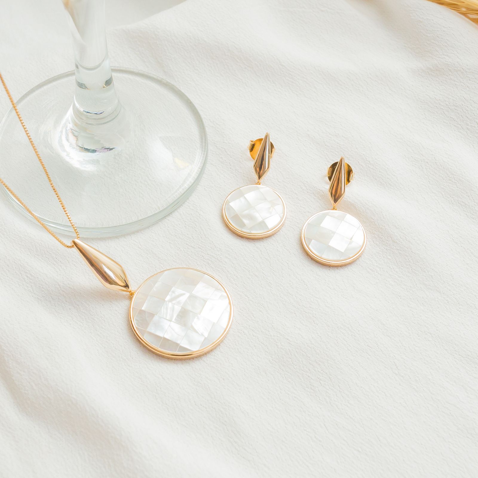 Elegant necklace and earrings jewelry set