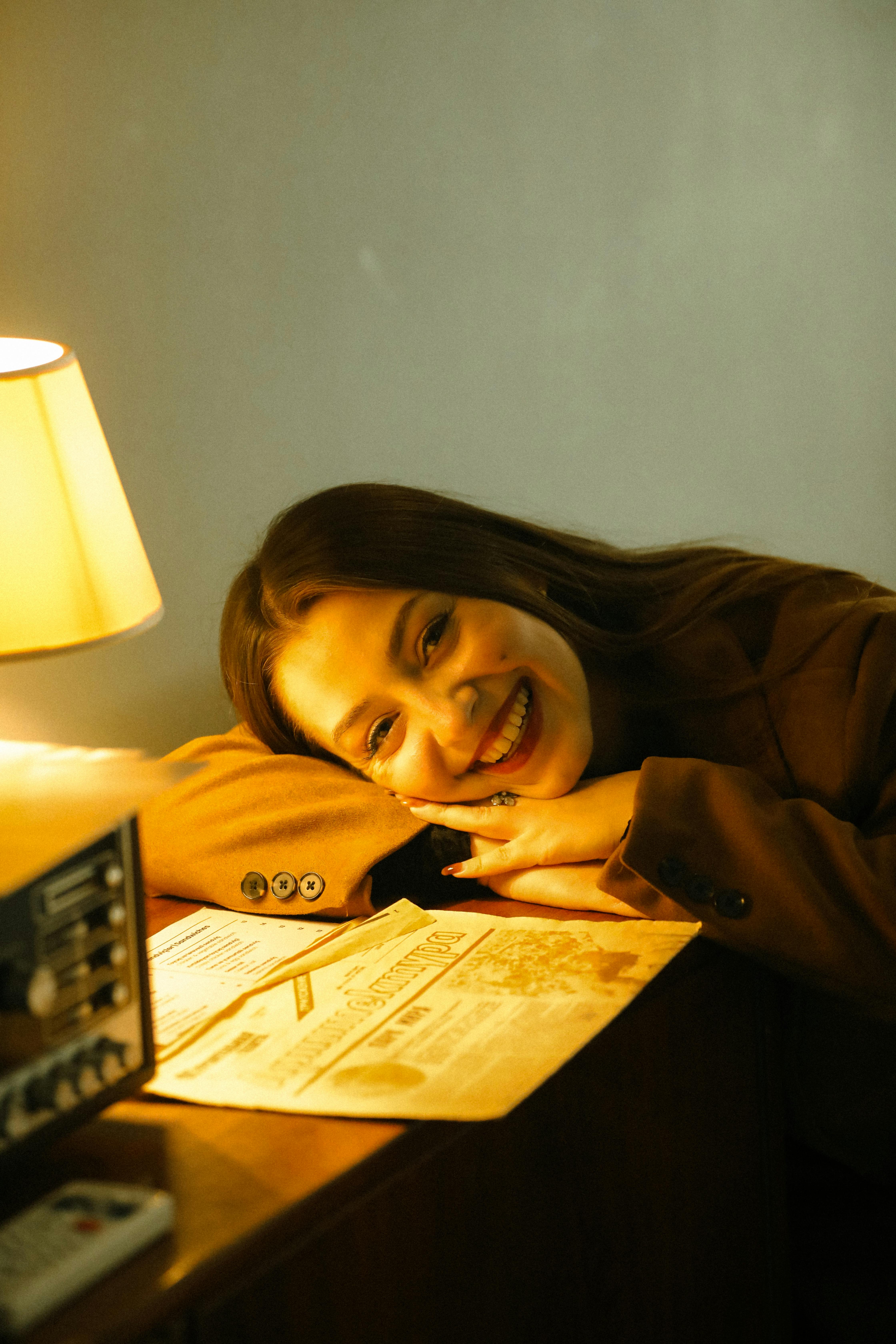 De franc Una dona alegre gaudint d'un ambient acollidor en un interior ben il·luminat a Bakú. Foto d'estoc