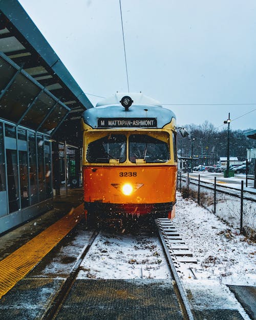 бесплатная Фотография поезда на железнодорожном пути Стоковое фото