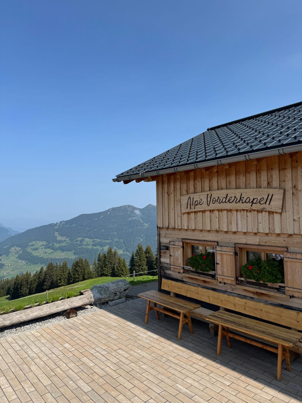 Cabană alpină cu terasă pe pajiștile din Dolomiți