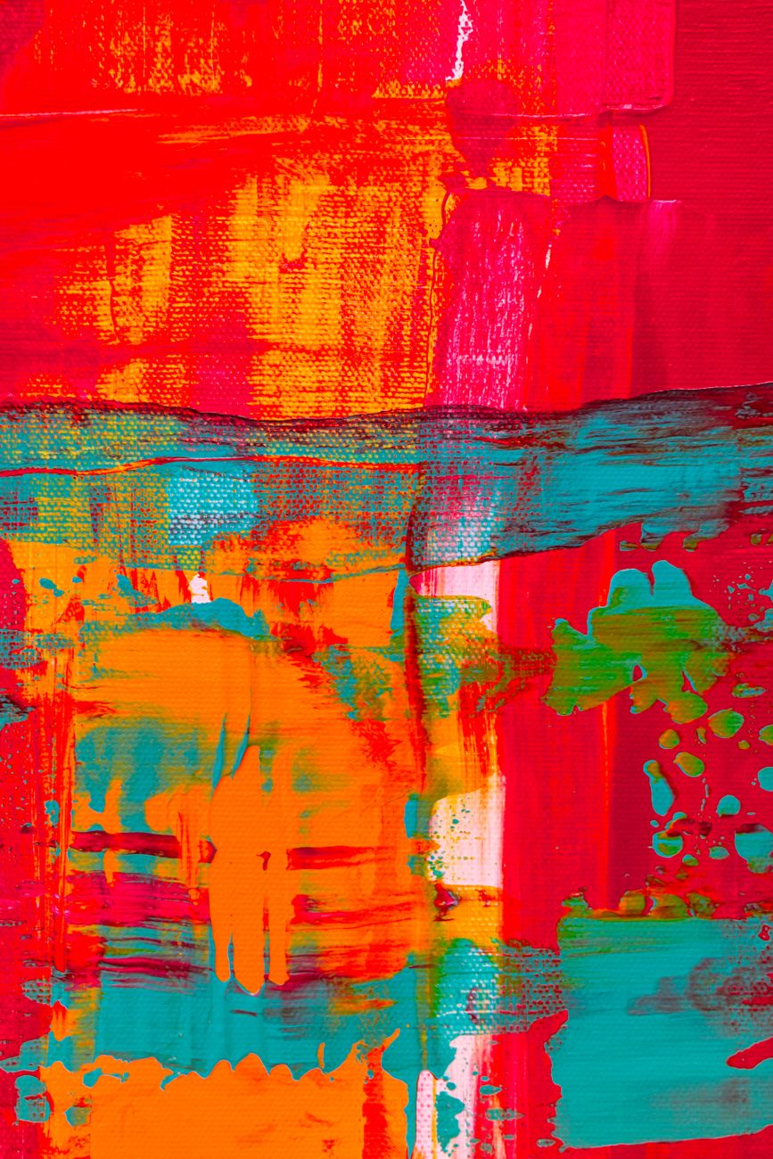 Pintura abstrata dinâmica e colorida com pinceladas vibrantes em vermelho, laranja e azul-turquesa.
