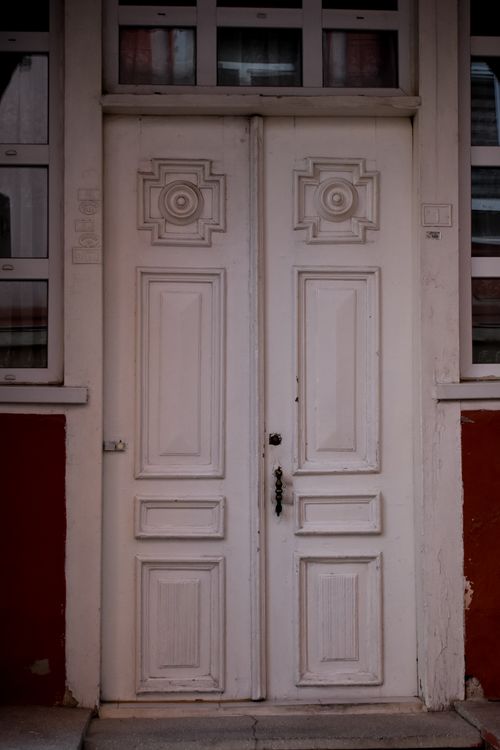 Free Vintage white wooden door with intricate carvings, perfect for architectural or design themes. Stock Photo