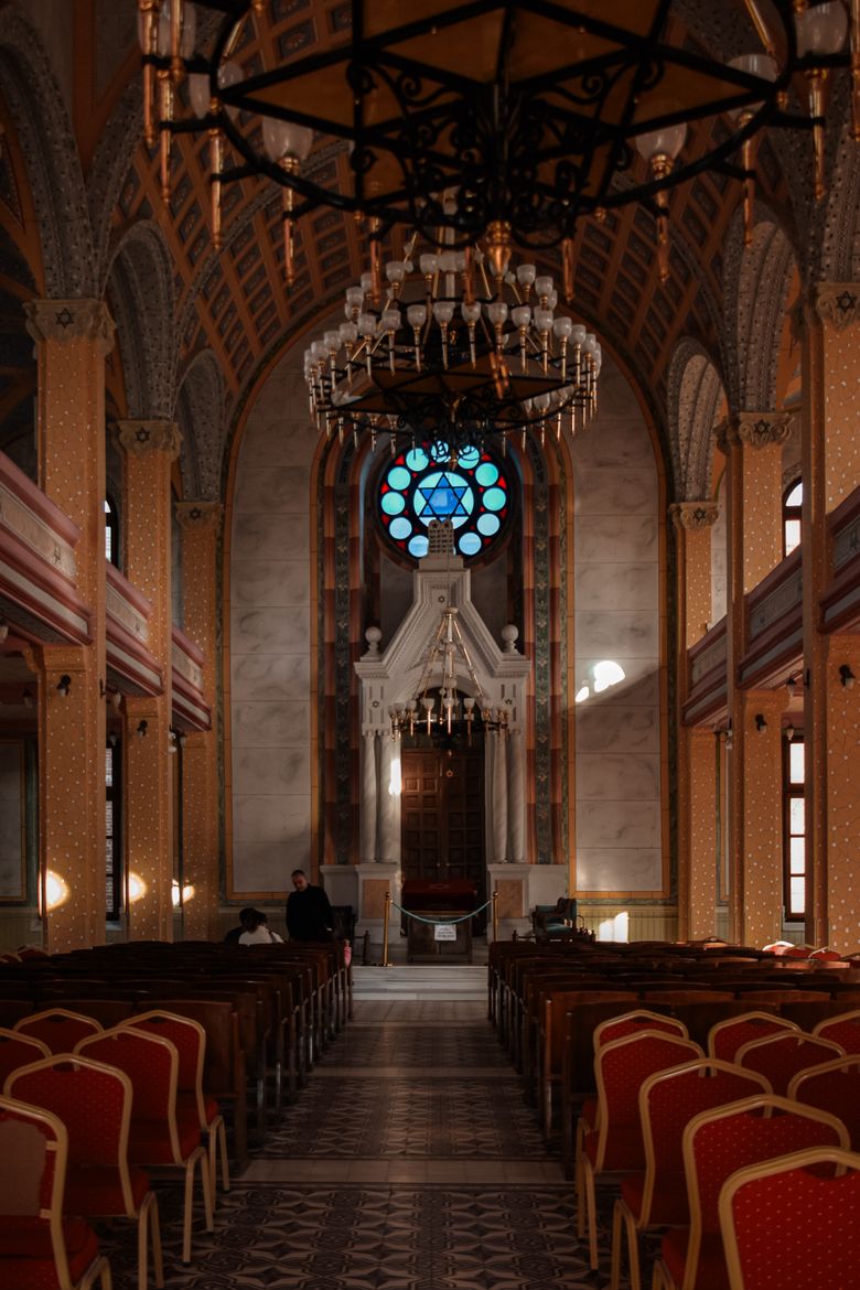Interior de sinagogă istorică din Europa, similar sinagogii vechi din Kazimierz Cracovia