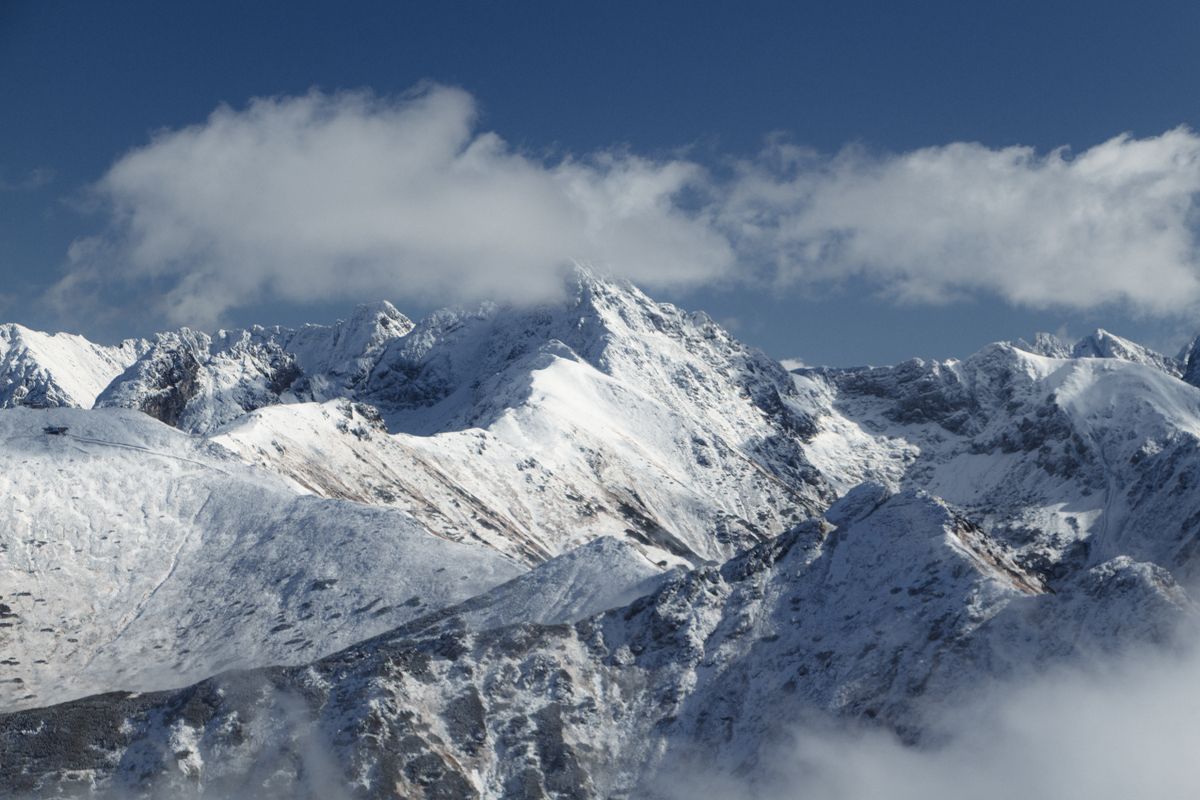 Creasta zimtata cu zapada, tipica pentru Tatra