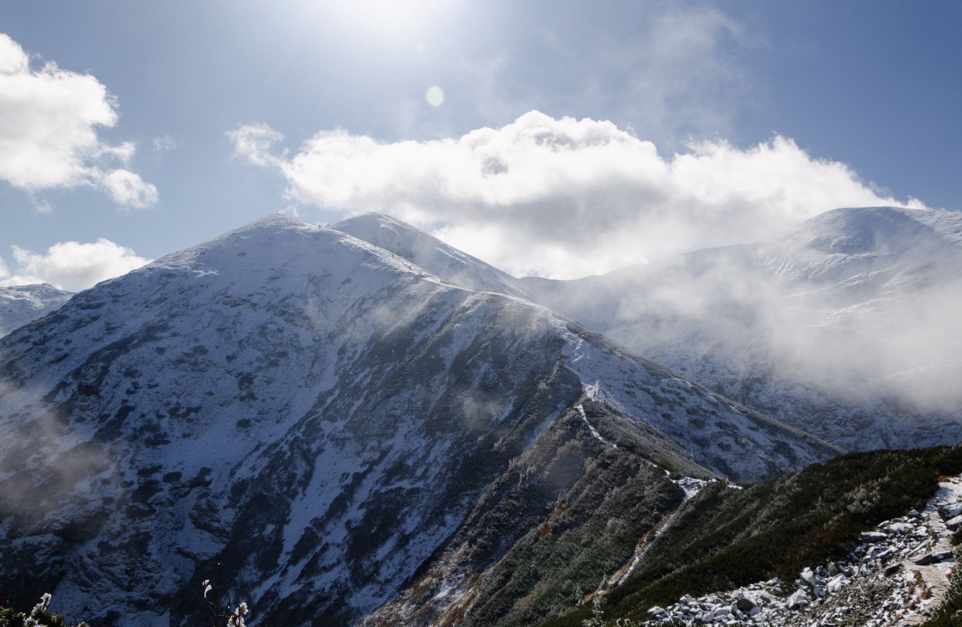 파라타항공 항공권: 2025년 최신 판매 정보와 예약 가이드 8 Stunning snow-covered peaks with clouds and sunlight, perfect for nature and travel themes.