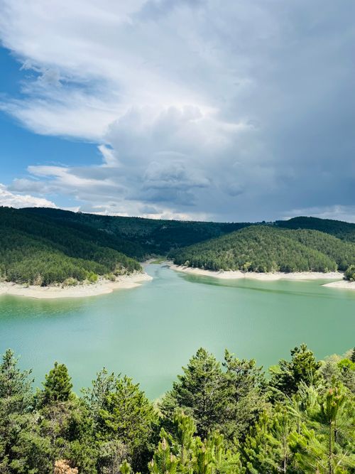 Free Tranquil view of clear lake surrounded by lush green forest in Kastamonu, Turkey. Stock Photo