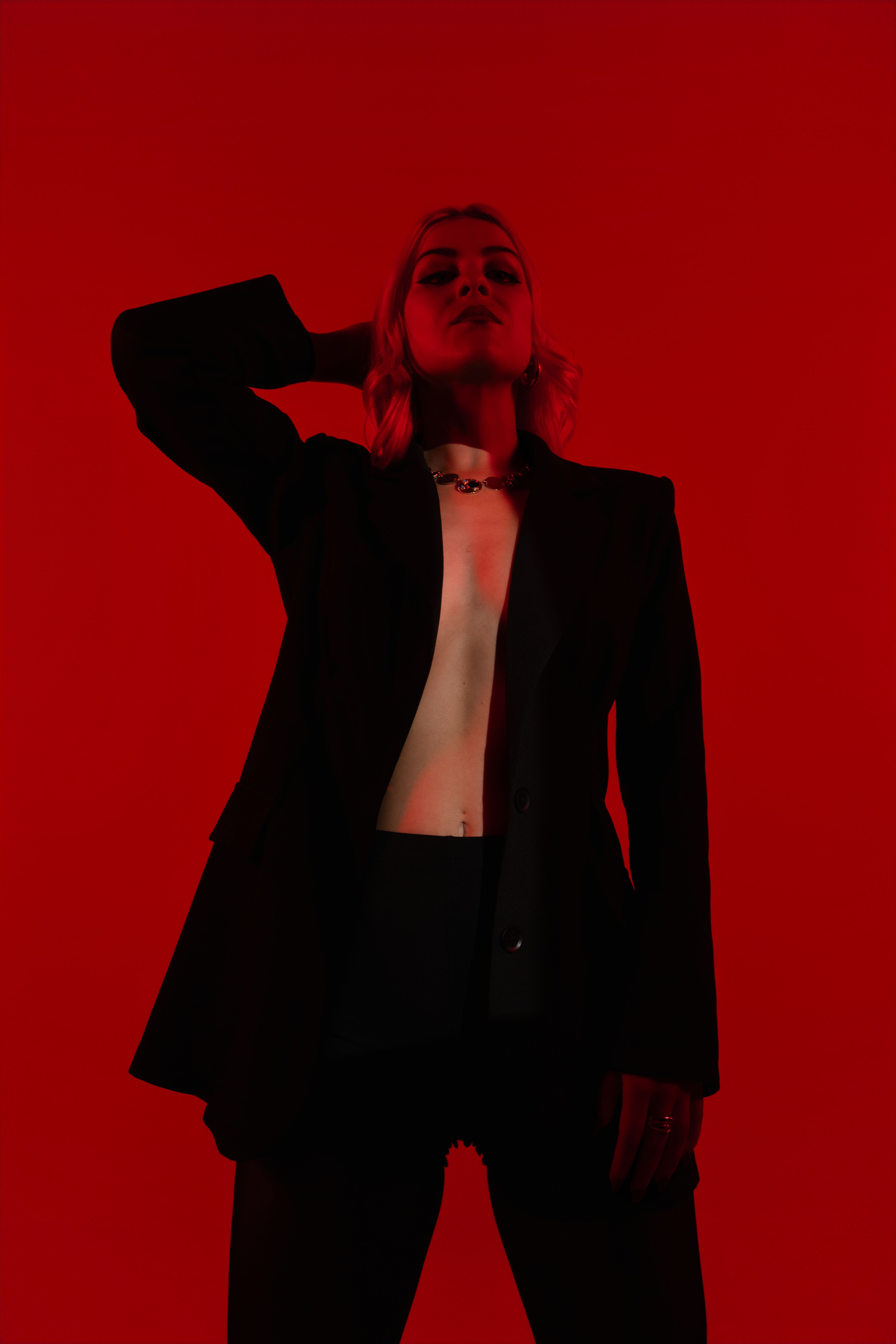 Retrato Artístico De Una Mujer Elegante En Tono Rojo · Foto de stock ...