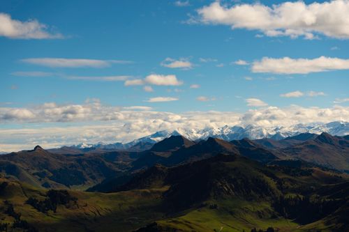 Free Majestic alpine mountains with snow peaks under a clear blue sky, perfect for travel inspiration. Stock Photo