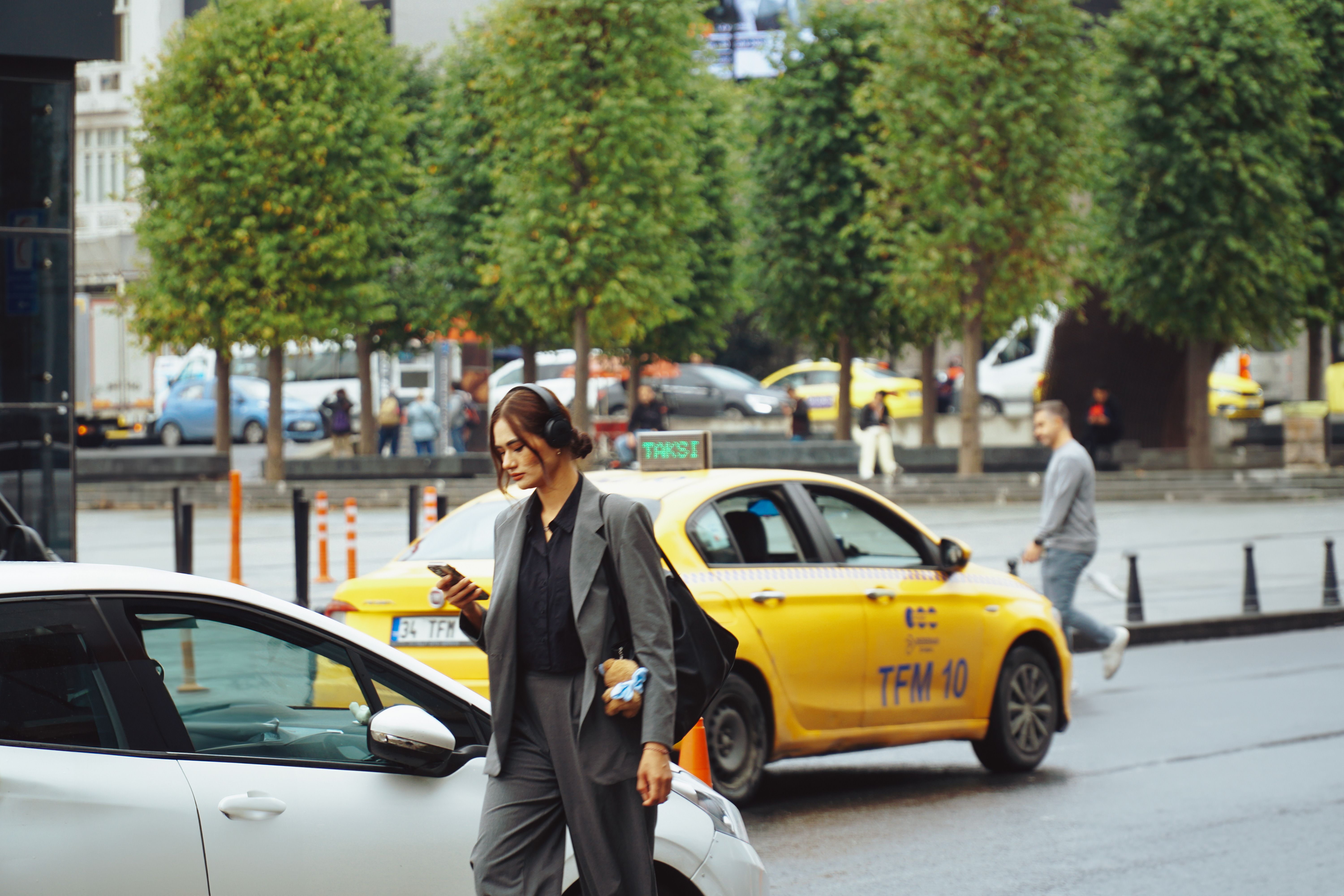 Uber Technologies, Inc. - Uber Expands into Travel with Hotel Bookings and New In-App Features — Photo by 424fotograf on Pexe