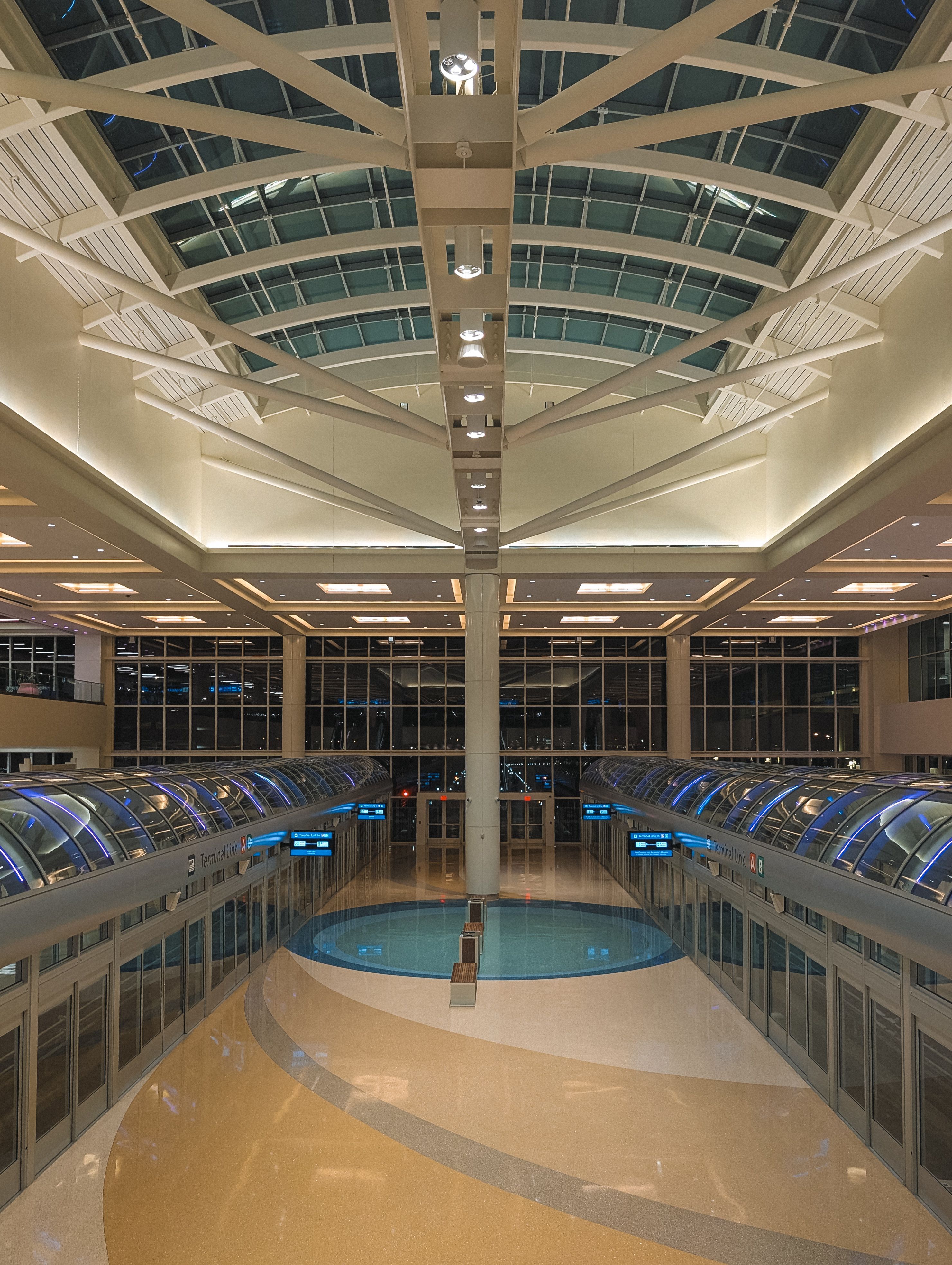 interior moderno do terminal do Aeroporto Internacional de Orlando