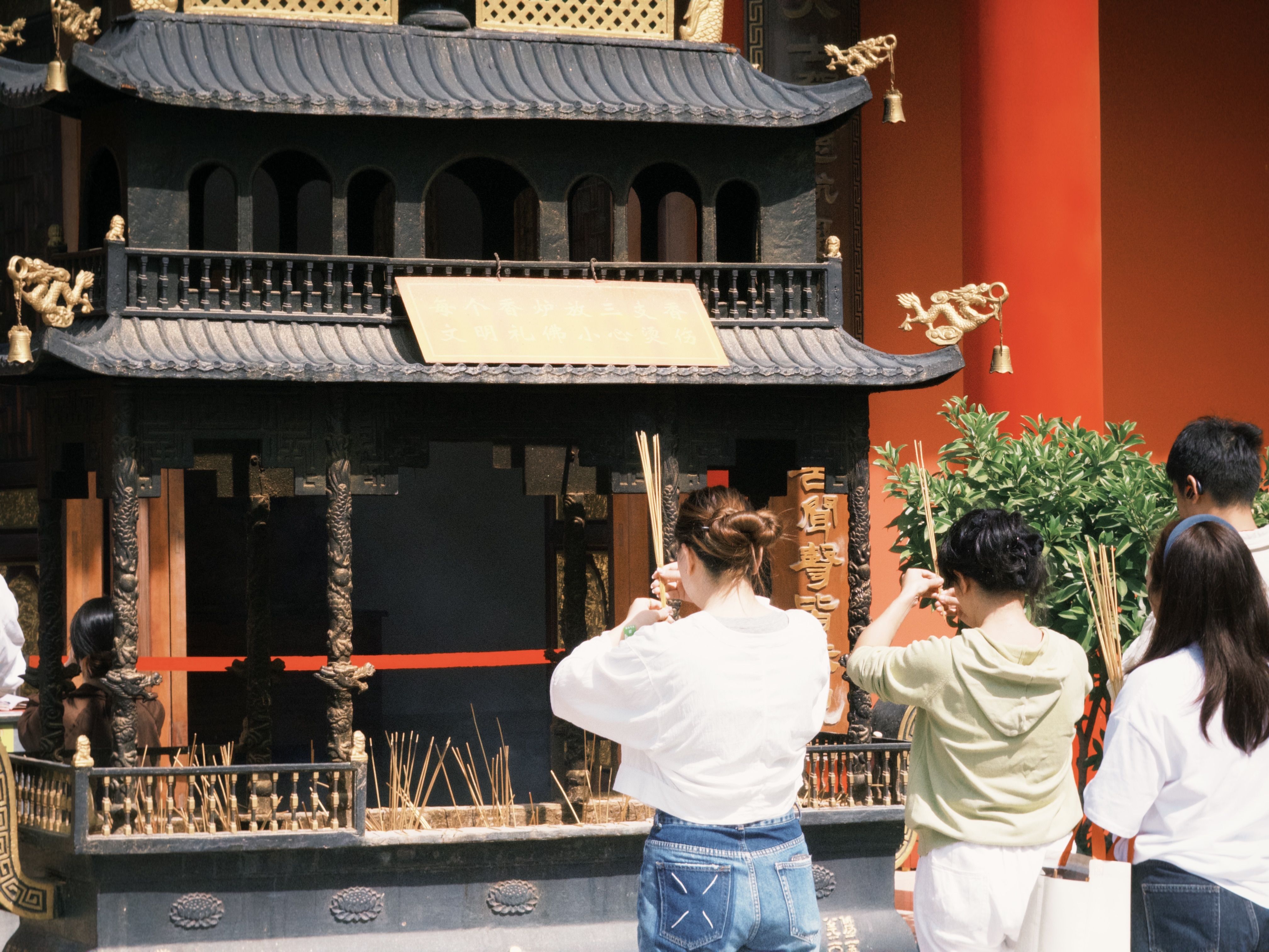 华人在传统寺庙以香火祭拜，说明七月十四七月十五中元节日期差异与马来西亚华人家庭祭祖习俗