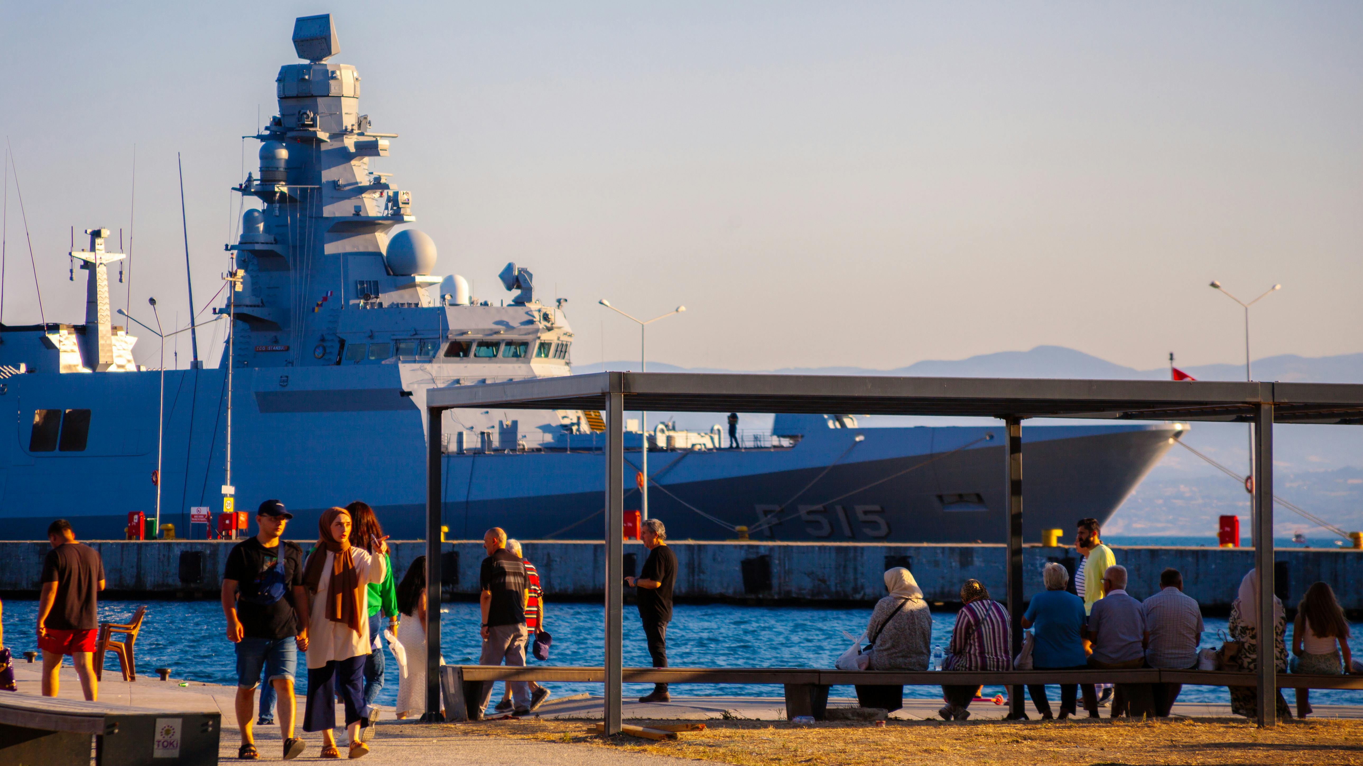 政治：南海驚傳兩架美軍機30分鐘內接連墜毀