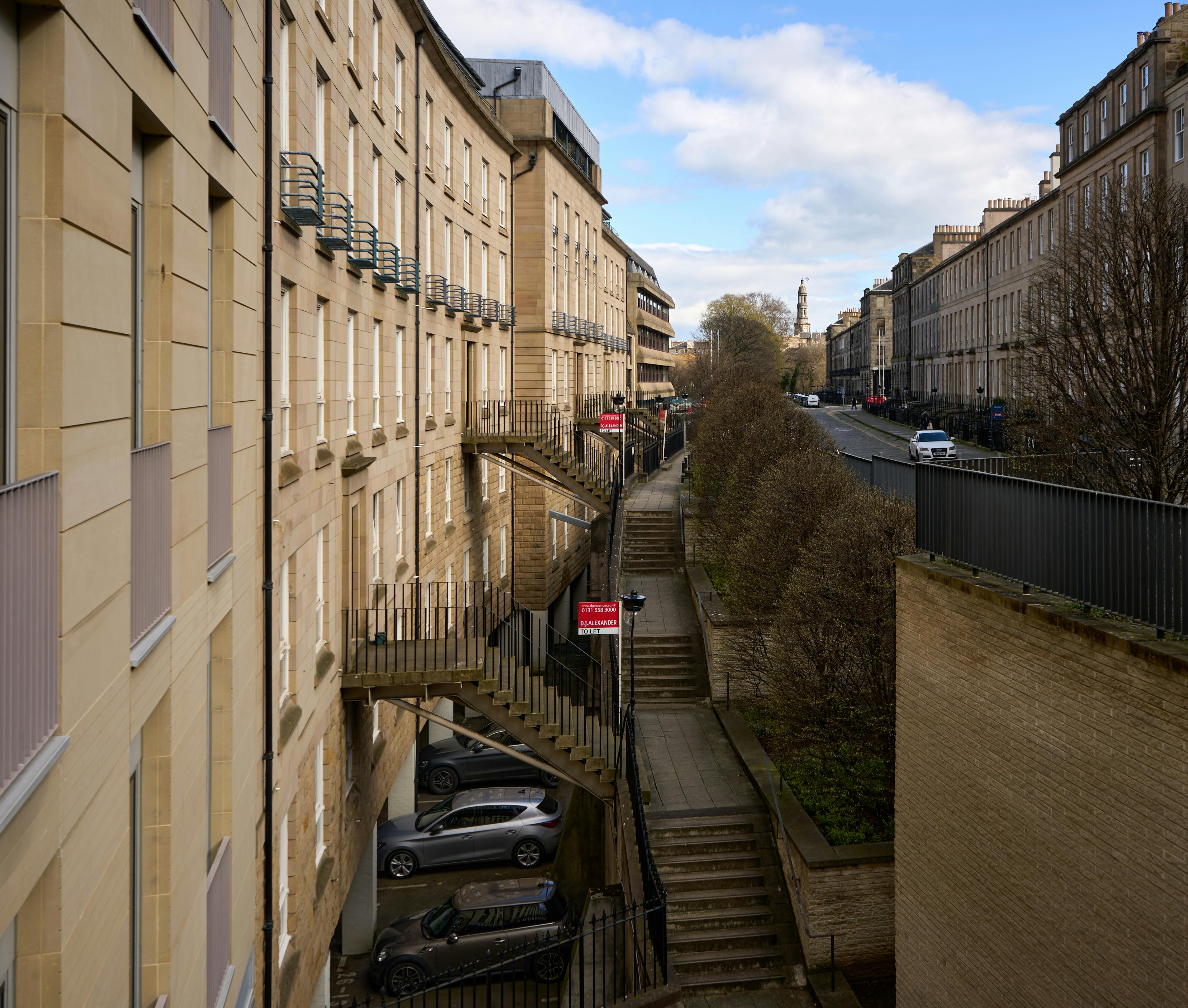 Santander, HSBC reduce mortgage rates — Photo by Valentine Kulikov on Pexels