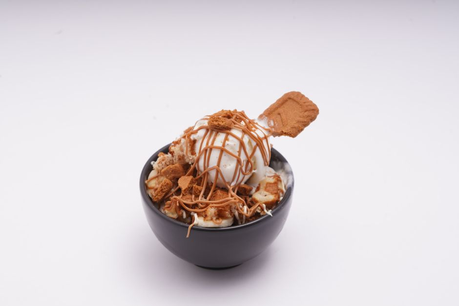 Cookie tiède, glace vanille, sauce caramel beurre salé maison