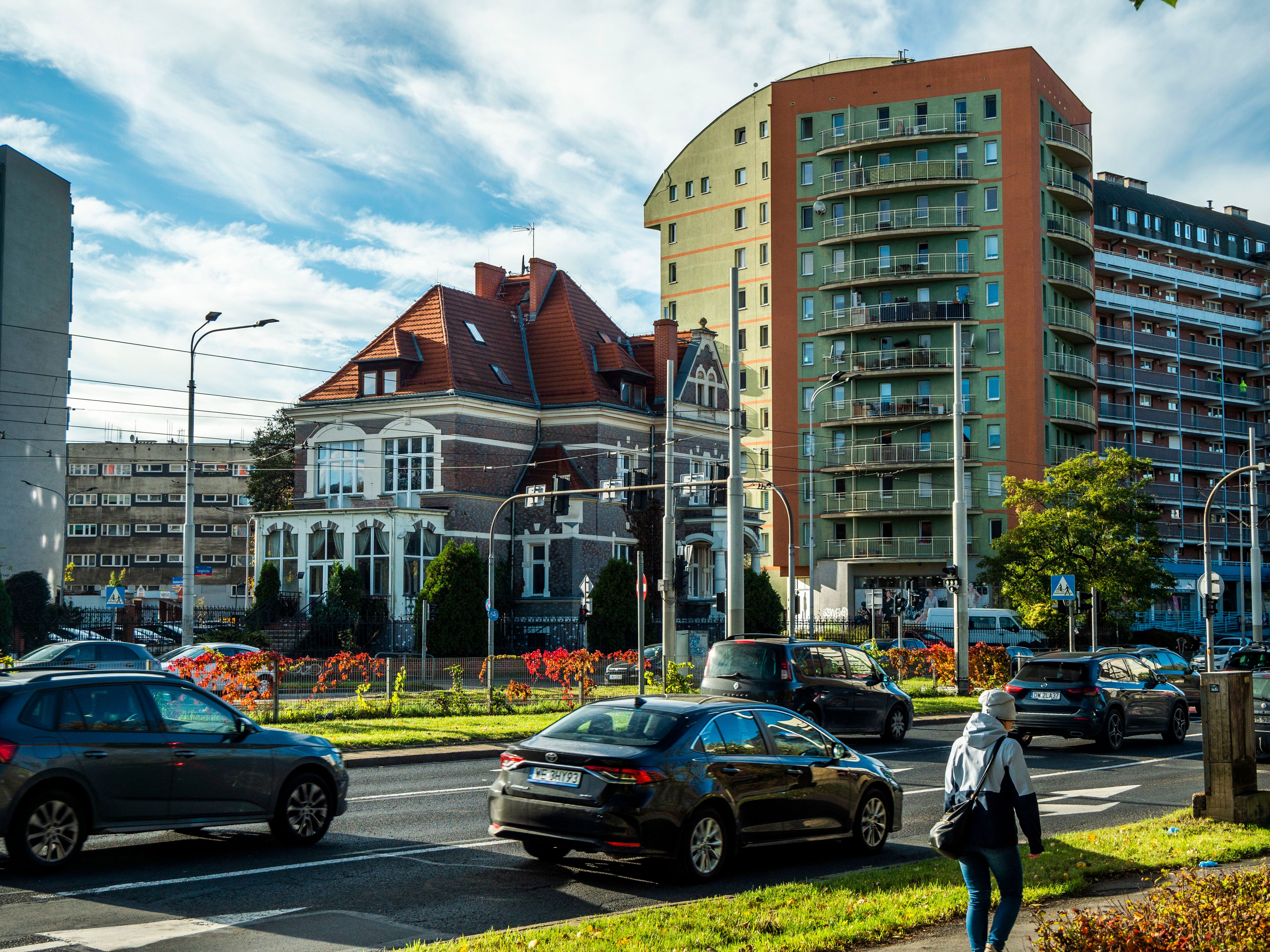 Urban street scene with historic architecture · Free Stock Photo