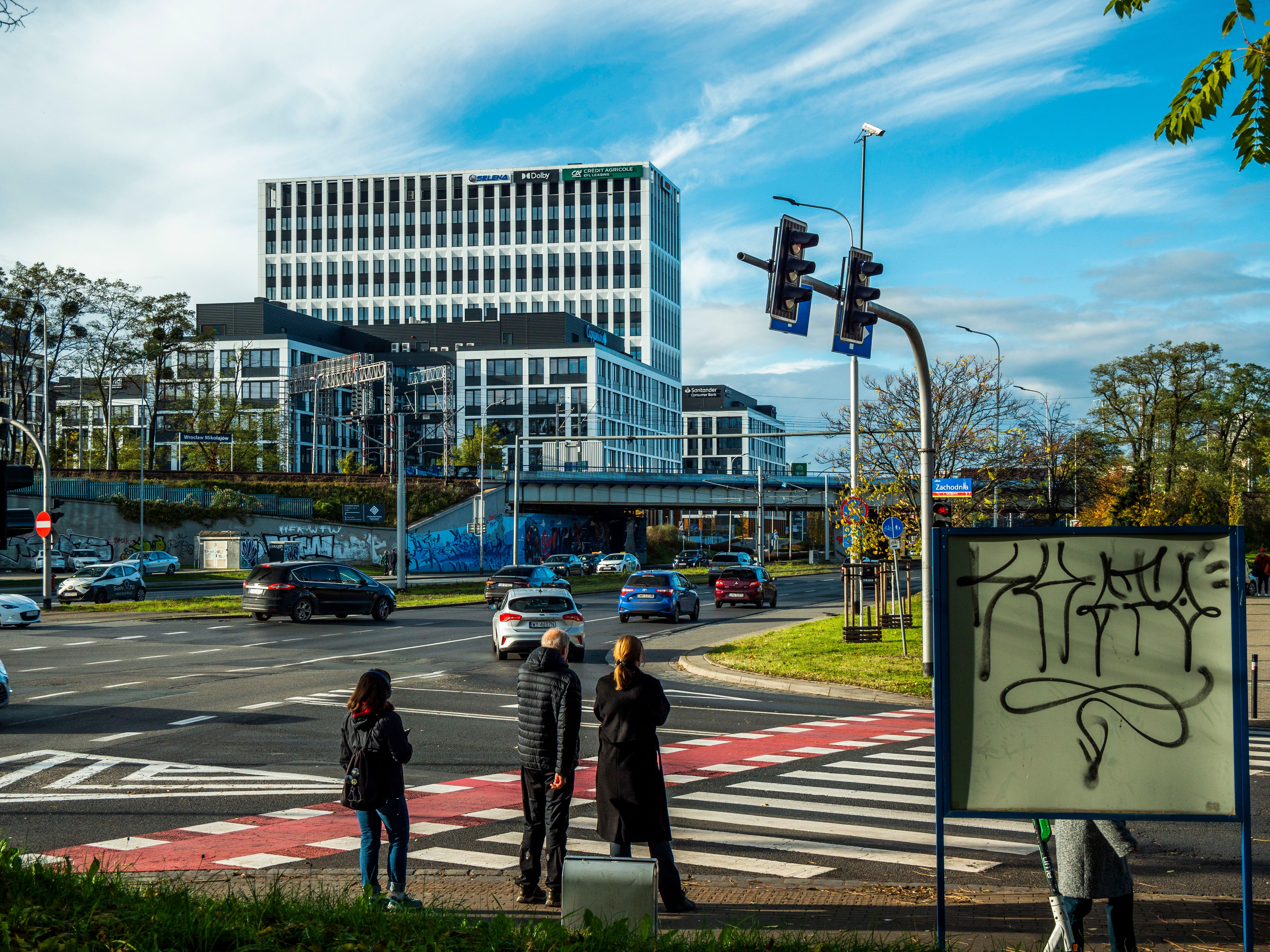 Nowoczesne centrum biznesowe widziane z perspektywy ulicy