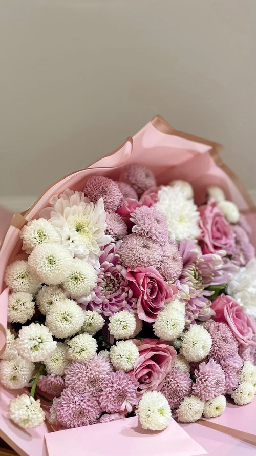 Free Beautiful bouquet featuring pink roses and white chrysanthemums, perfect for any celebration. Stock Photo