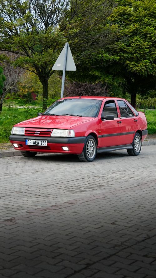 Free  Classic red car parked on a picturesque street in Samsun, Türkiye. Stock Photo