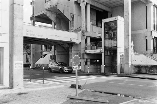 Black and white photo of modern architecture at Centre Benjamin Franklin in Compiègne, France.