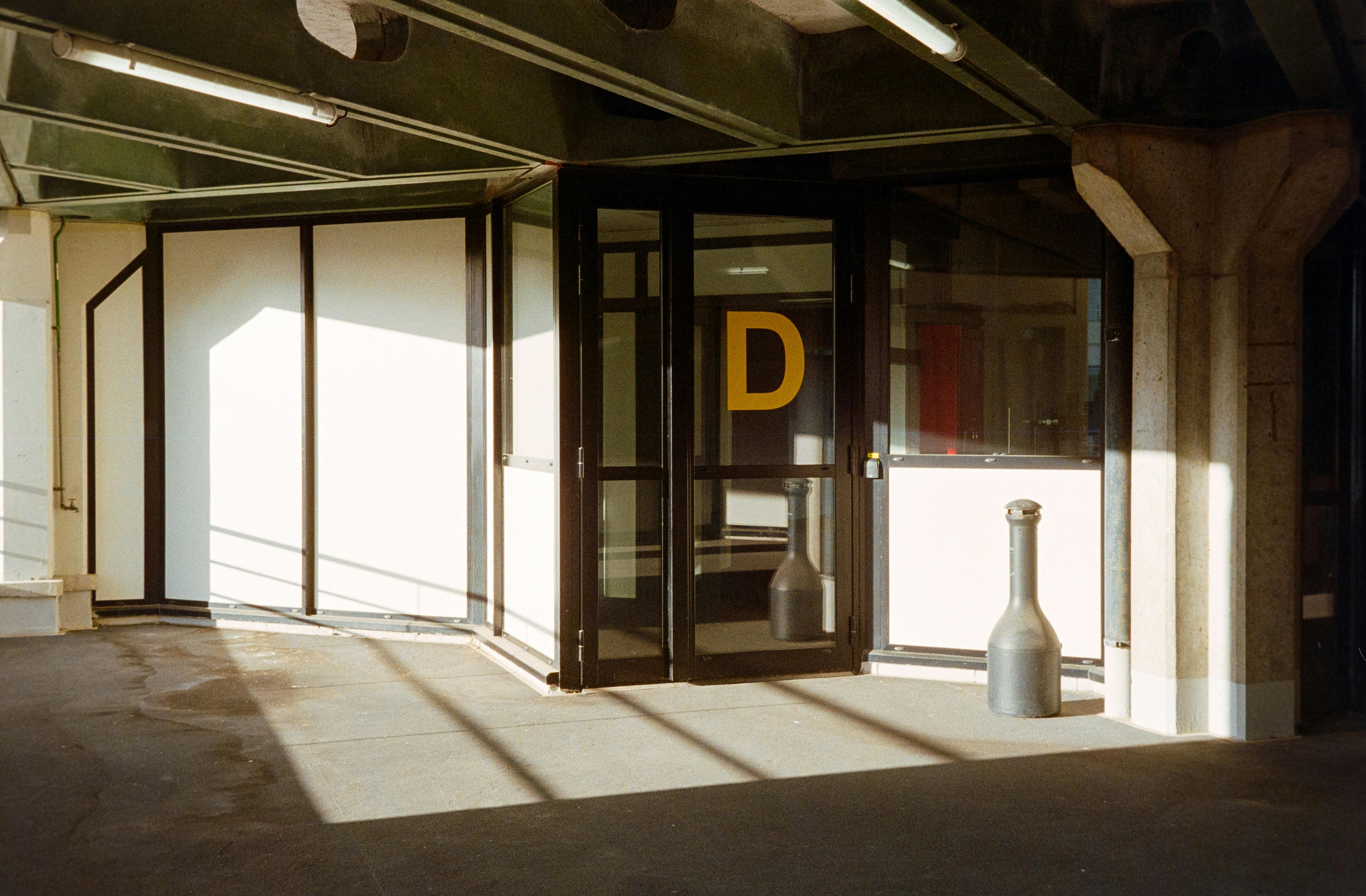 Drapeaux européens devant un bâtiment institutionnel
