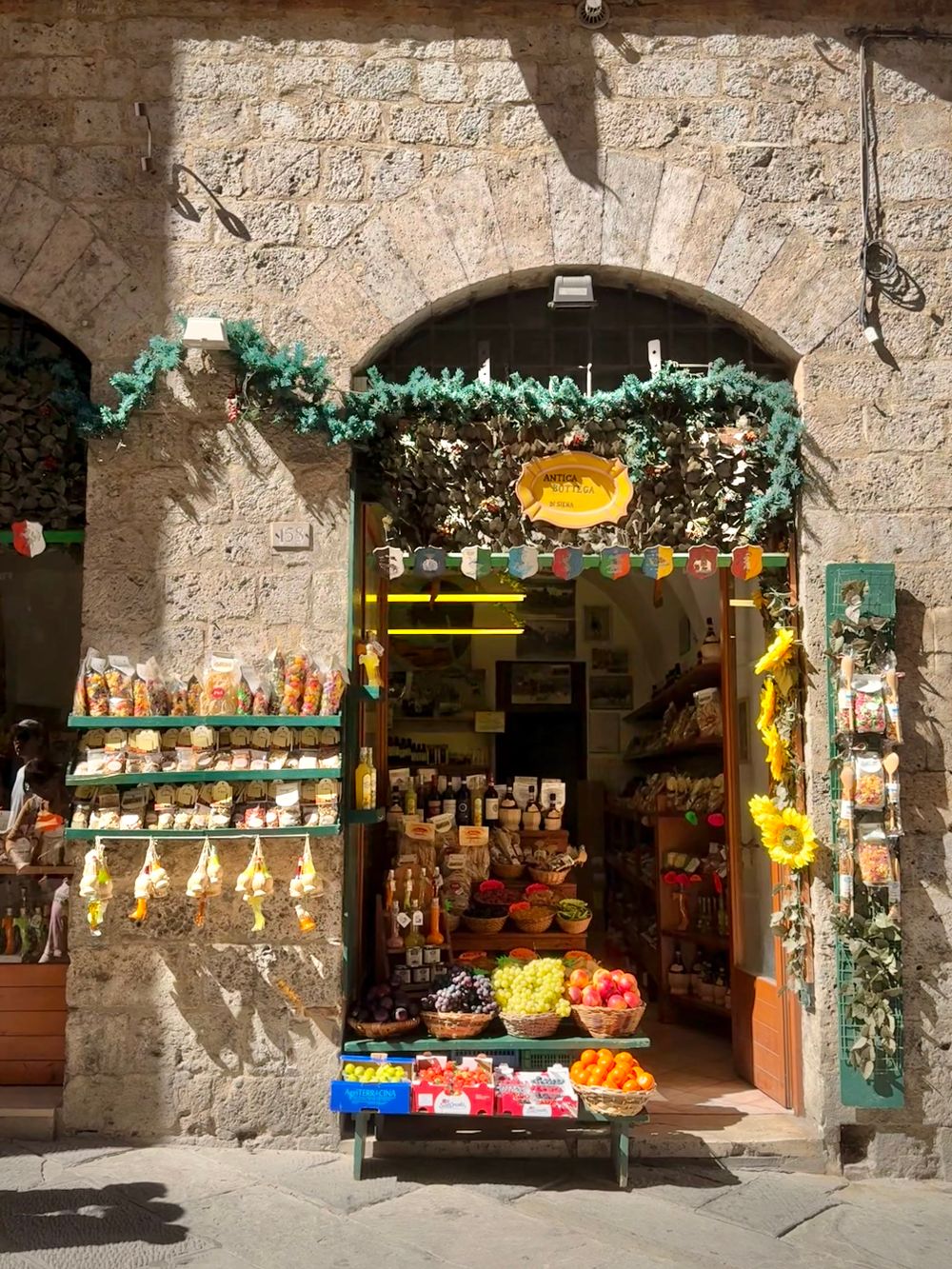 Prăvălie tradițională cu produse locale pe o stradă din Siena, Toscana