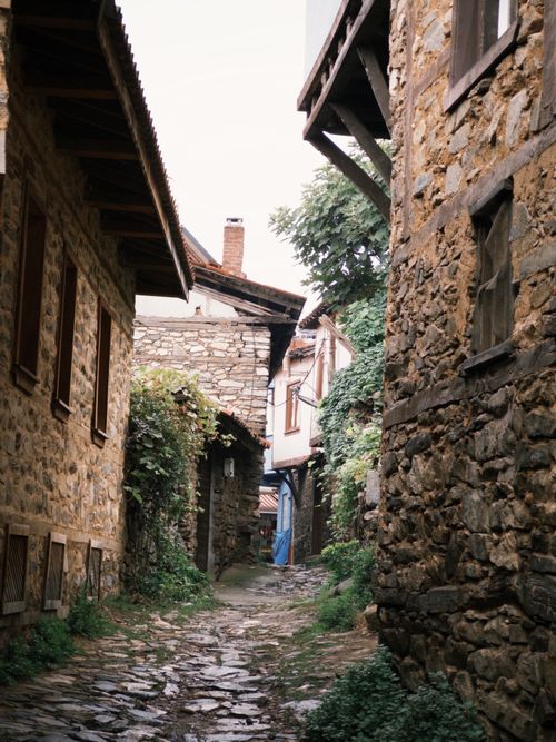 Free Rustic stone alleyway with traditional homes, perfect for travel inspiration. Stock Photo