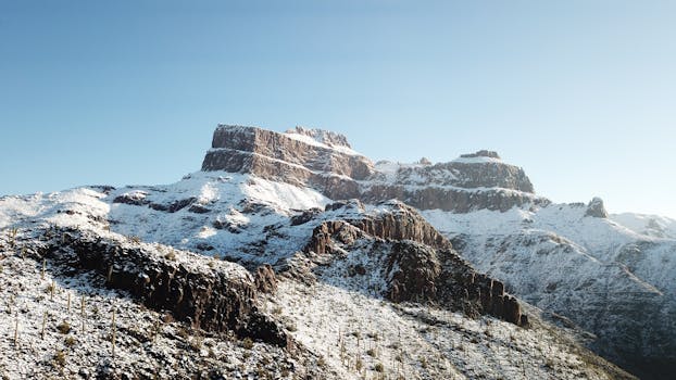 在晴朗的蓝天下，迷信山白雪皑皑，亚利桑那州的壮丽景色尽收眼底