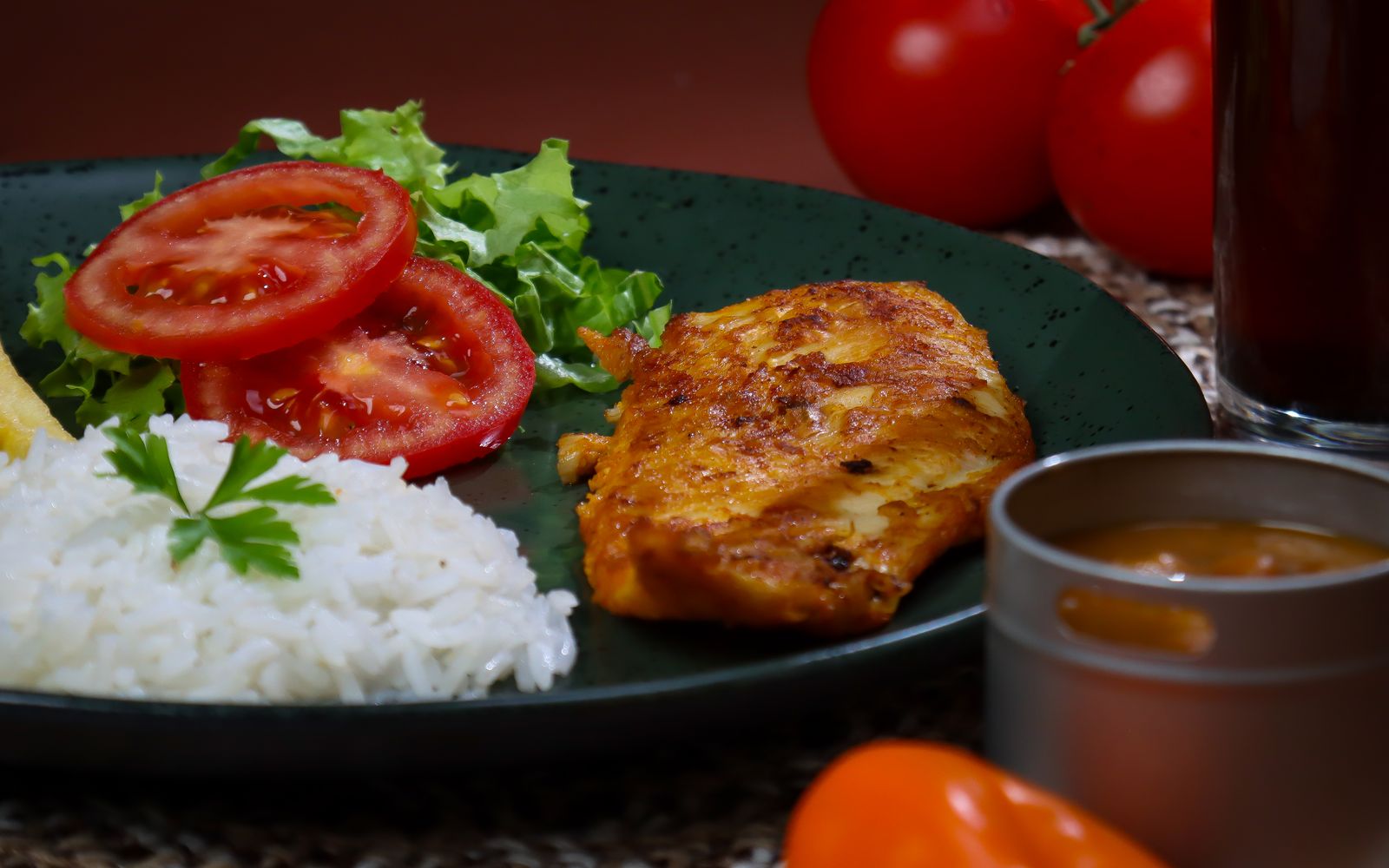 Foto de Frango grelhado ao limão com arroz e salada de alface e tomate
