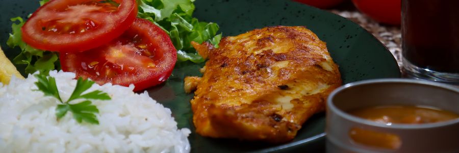 Foto de Frango grelhado ao limão com arroz e salada de alface e tomate