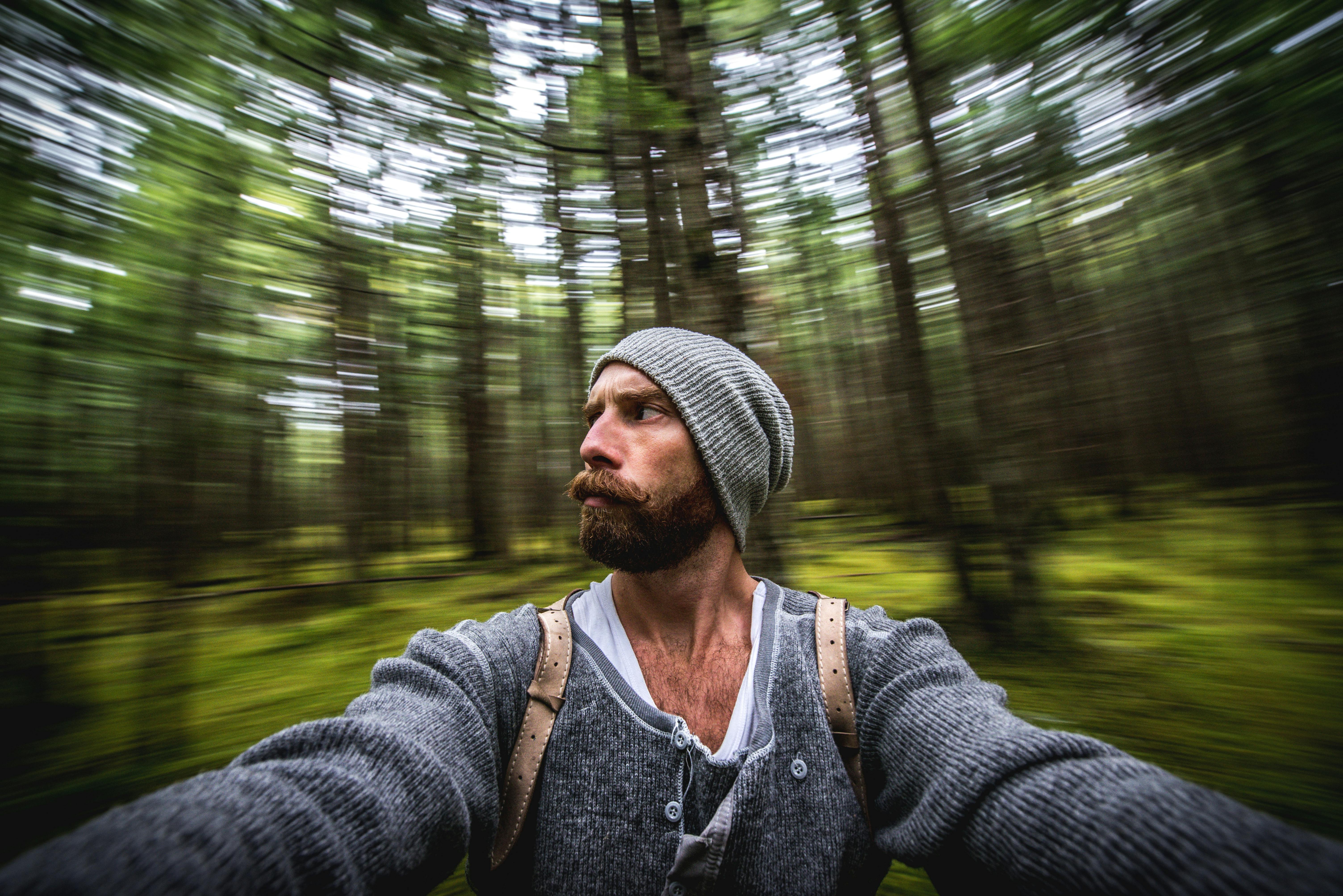 一个人在森林里模糊的运动肖像，营造出冒险的感觉