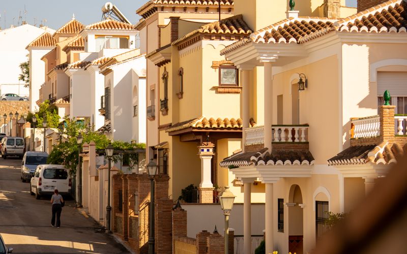 calle residencial con arquitectura tradicional