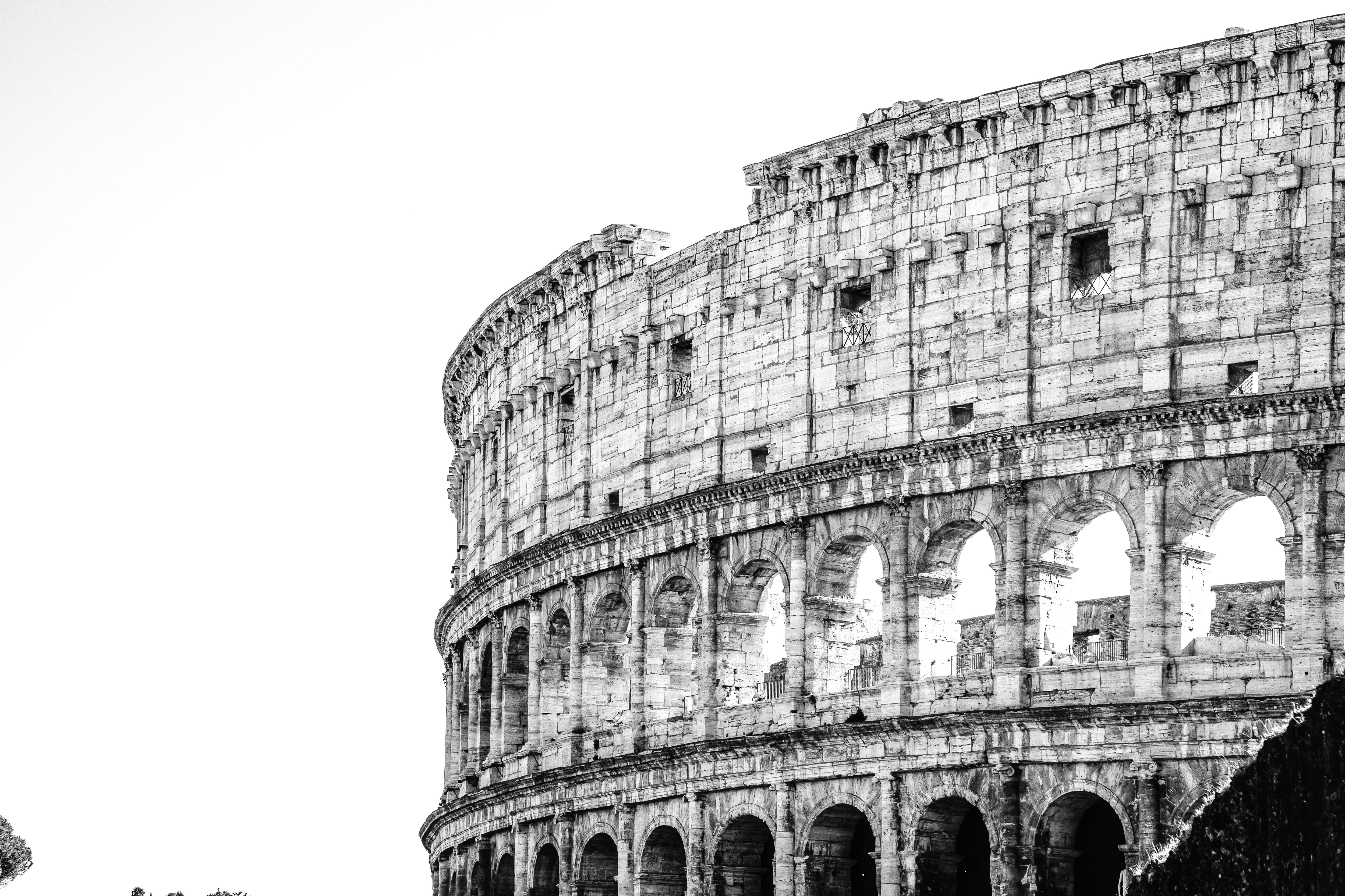 Ücretsiz Roma Kolezyumu'nun mimarisinin ihtişamını yansıtan göz alıcı siyah beyaz görüntü. Stok Fotoğraflar