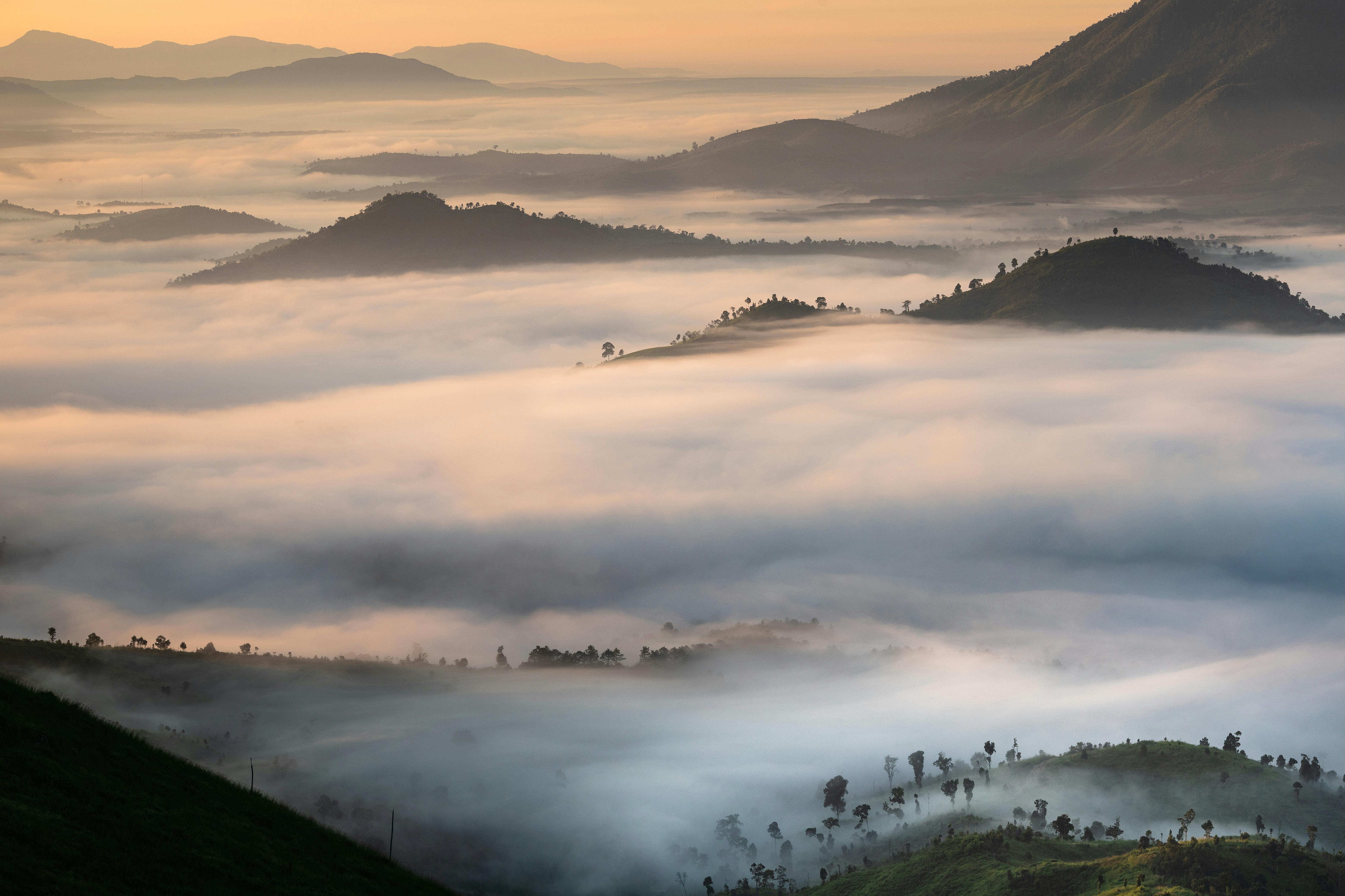 Atemberaubende neblige Berglandschaft im Morgengrauen in Kon Tum, Vietnam.