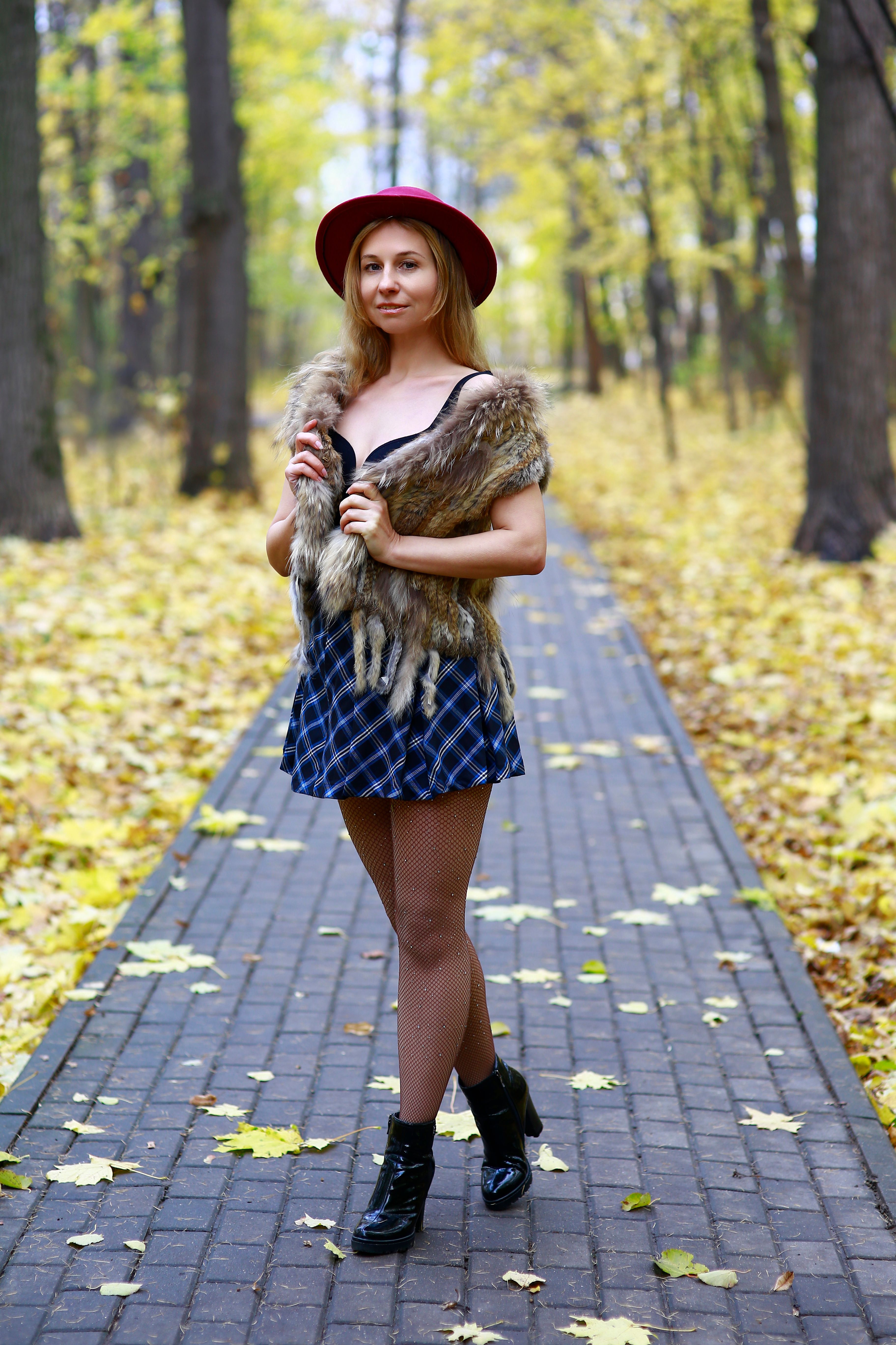 Fashionable Woman in Autumn Park · Free Stock Photo
