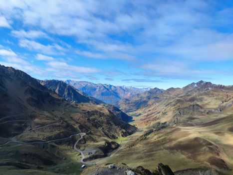Berge & Himmel in Szene gesetzt – Dramatisches Auto-Motiv