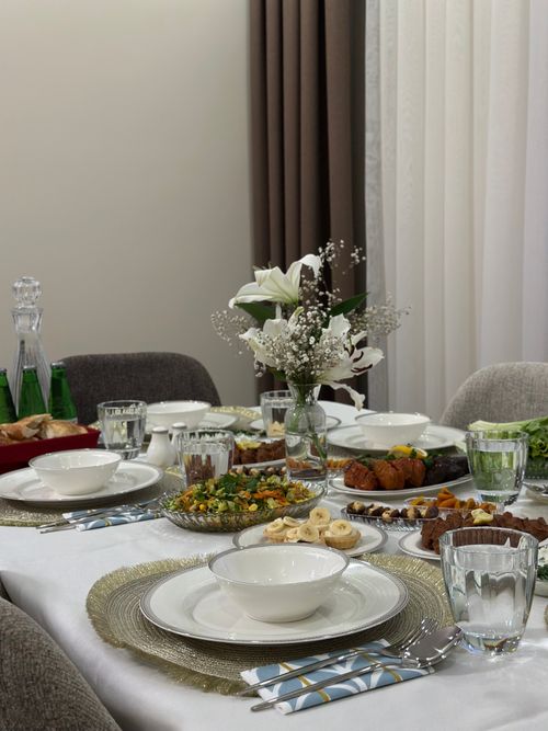 Free An elegant iftar table with traditional Turkish cuisine, beautifully set for a Ramadan evening meal. Stock Photo