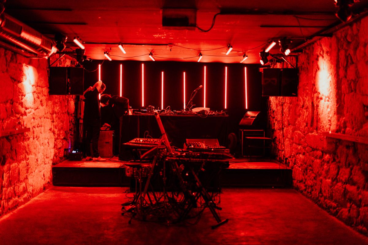 Club de muzica subteran, cu lumina rosie